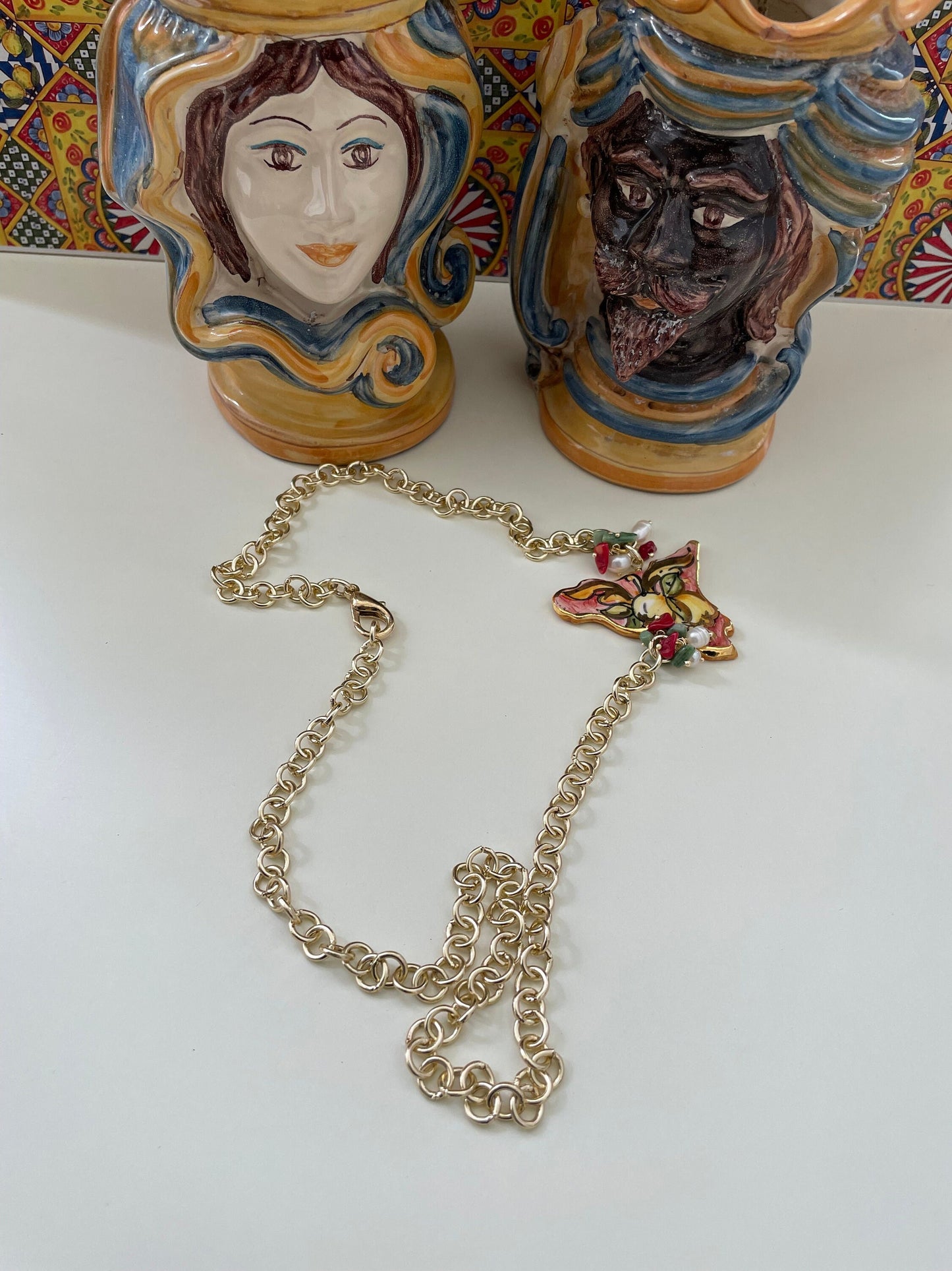 Collana con ciondolo sicilia in ceramica di caltagirone, perle di fiume e chips verdi e corallo. catena alluminio, collana ragazza.ç