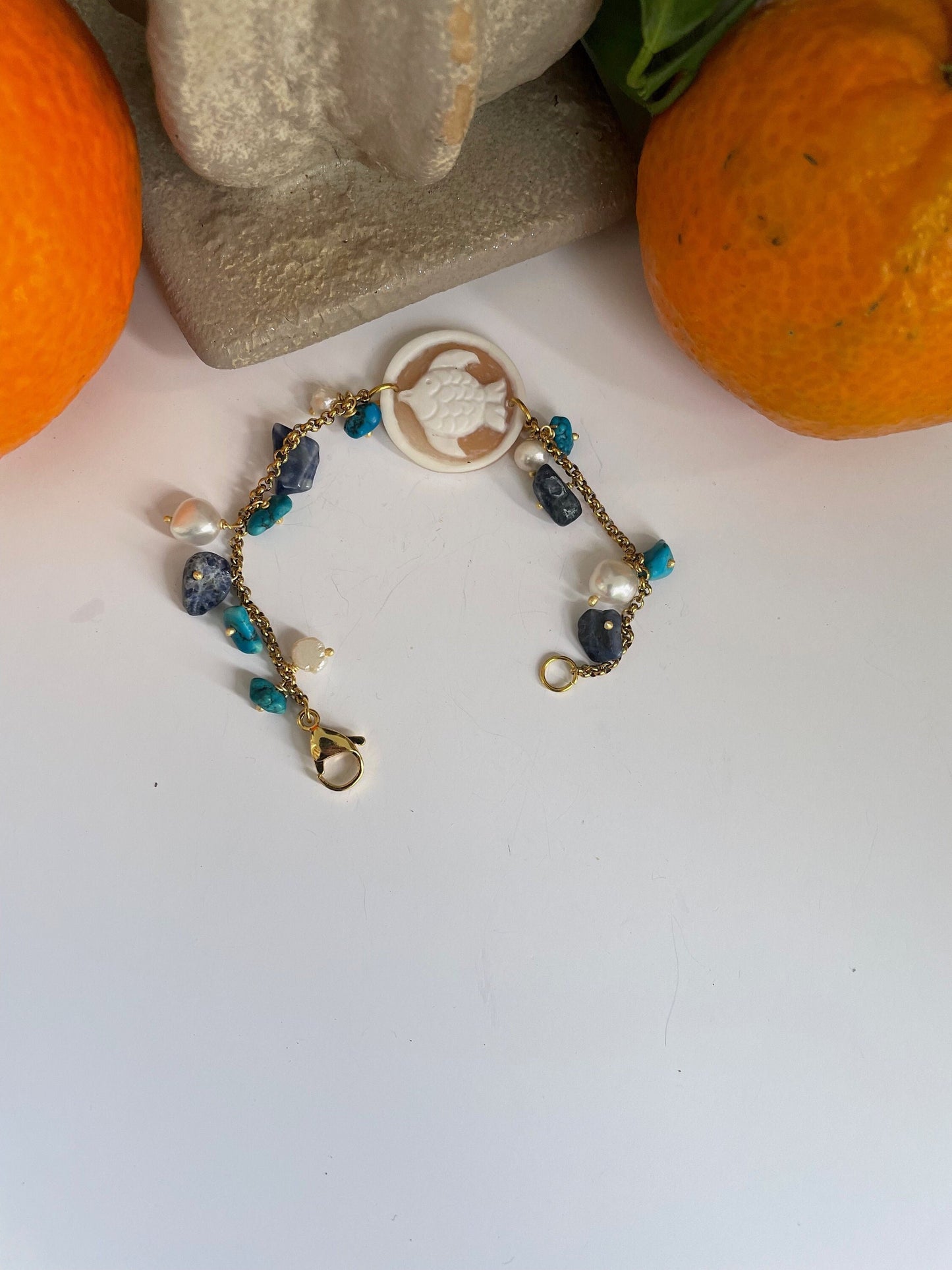 Bracciale Cammeo, Bracciale composito, perle fiume, pietre dure turchesi e blu, cammeo conchiglia. regalo ragazza.