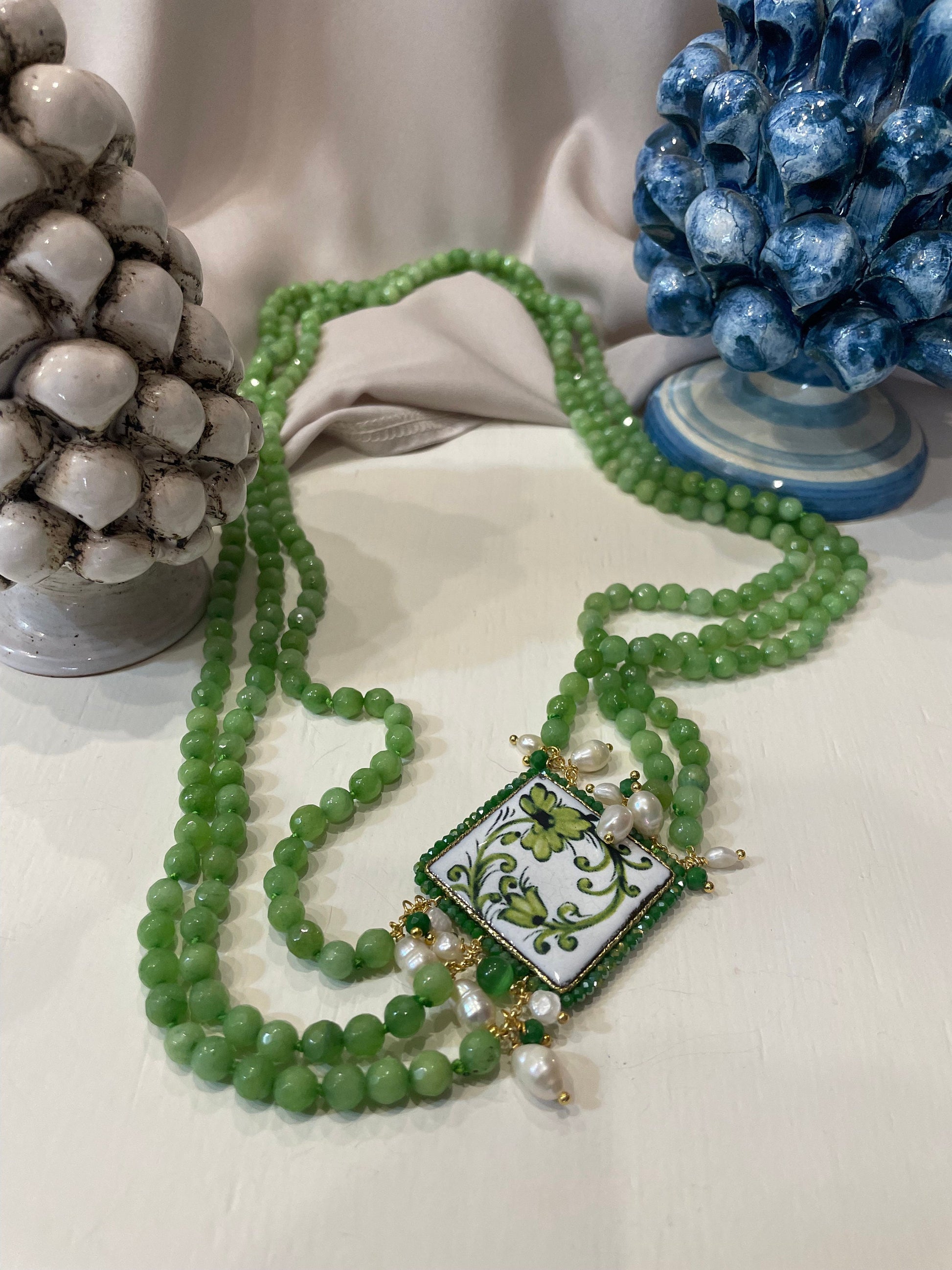 Collana con mattonella in ceramica di Caltagirone, collana siciliana multifilo, Agata verde e perle di fiume.!