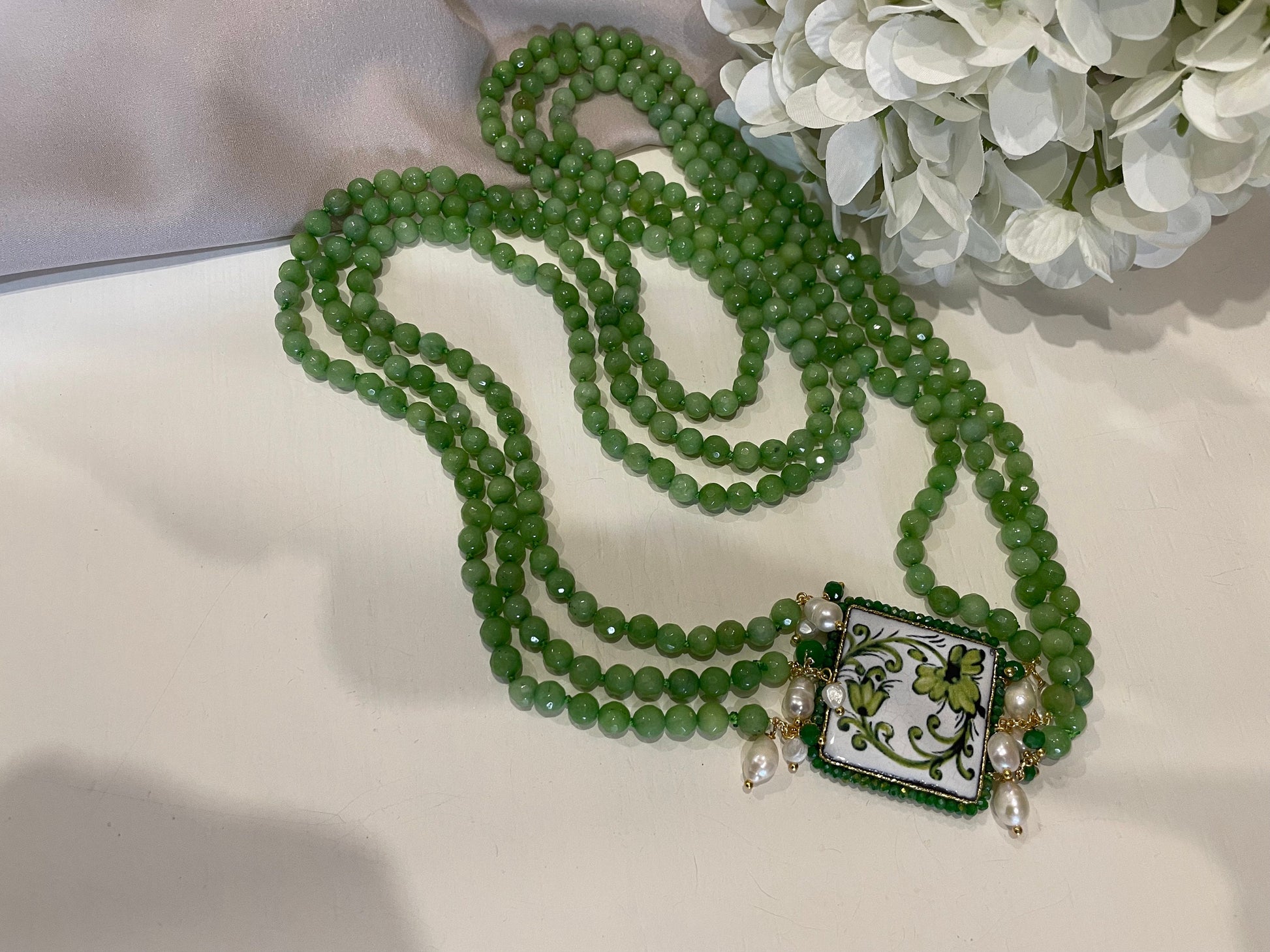 Collana con mattonella in ceramica di Caltagirone, collana siciliana multifilo, Agata verde e perle di fiume.!