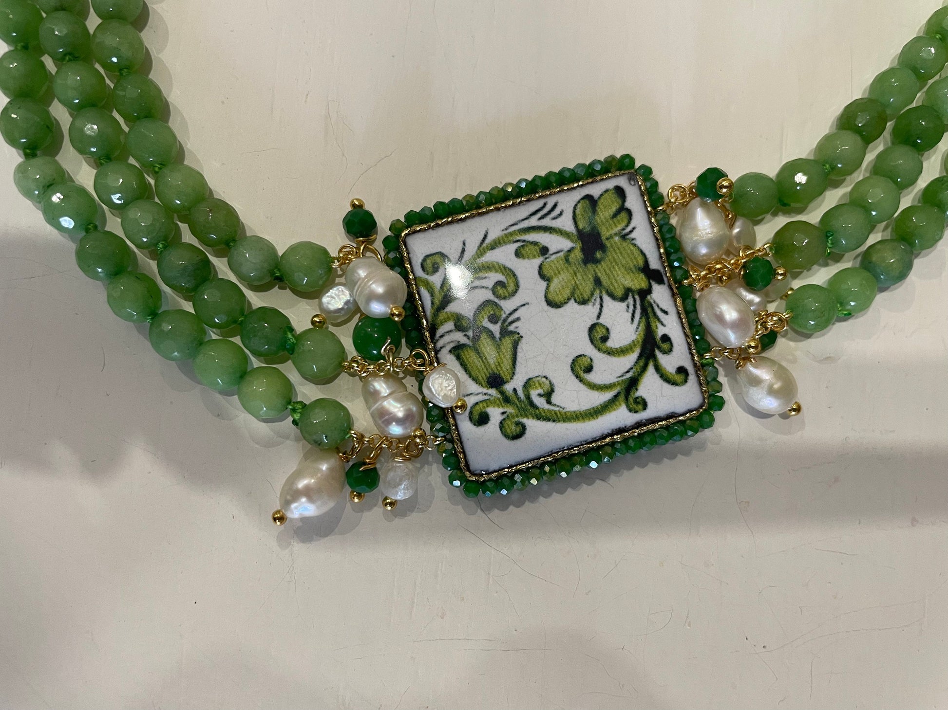 Collana con mattonella in ceramica di Caltagirone, collana siciliana multifilo, Agata verde e perle di fiume.!