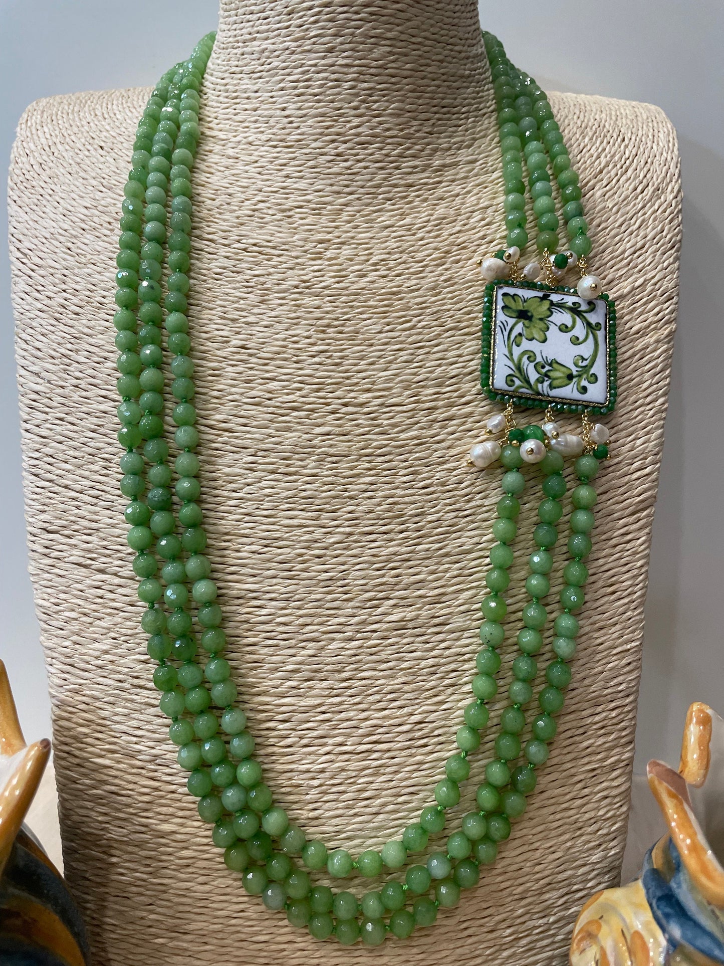 Collana con mattonella in ceramica di Caltagirone, collana siciliana multifilo, Agata verde e perle di fiume.!