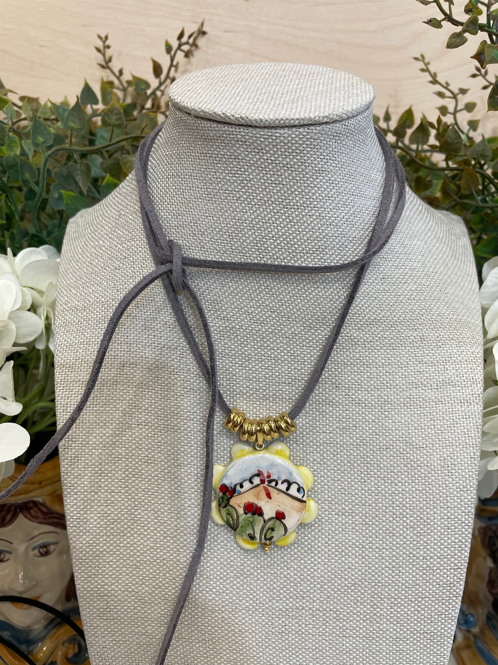 Collana girocollo con filo di pelle e pendente in ceramica di Caltagirone, collana chocker, Ciondolo siciliano, girocollo avvolgente.ç