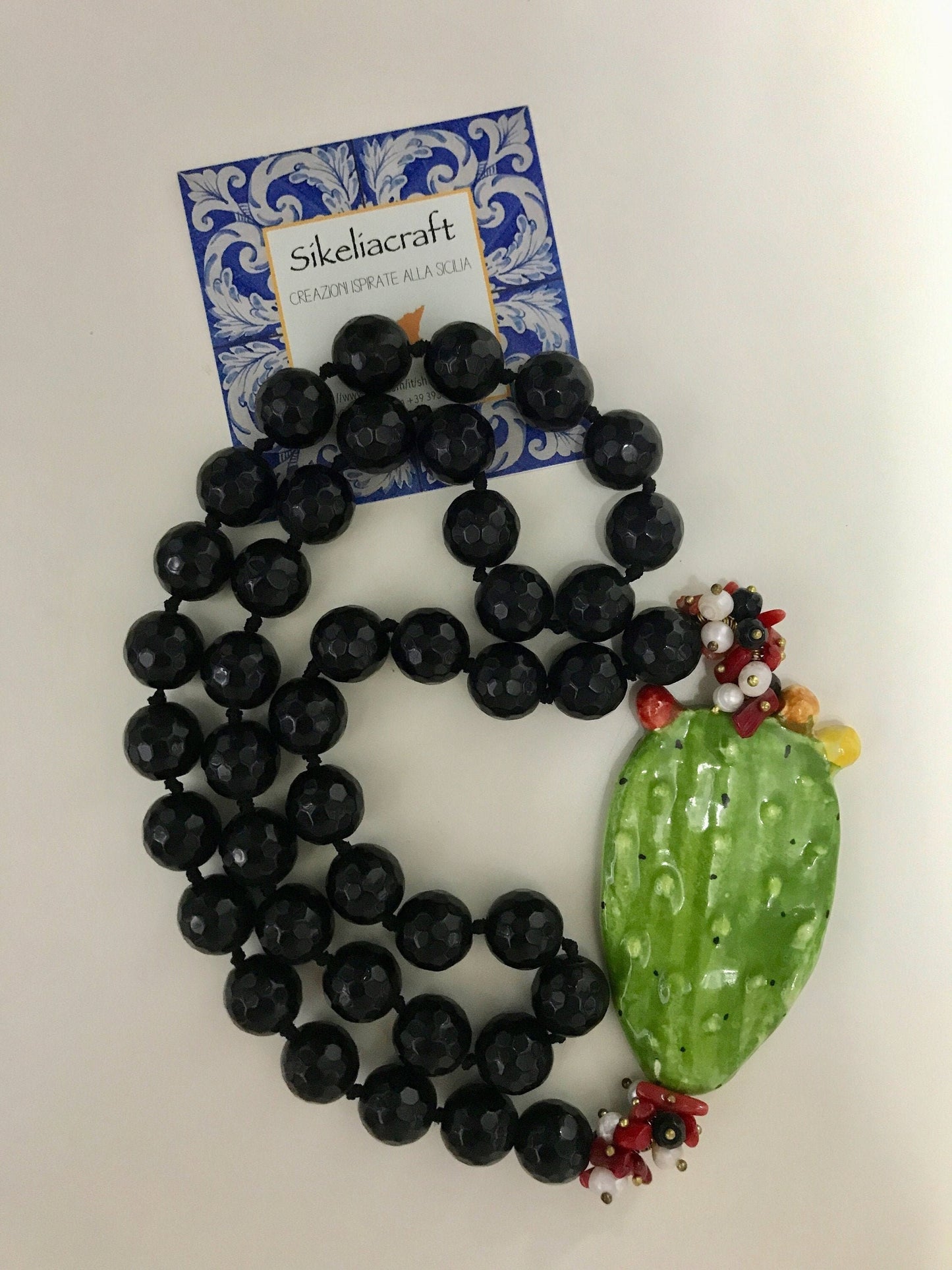 Collana siciliana con filo di perle di onice e fico d'india in ceramica di Caltagirone.ç