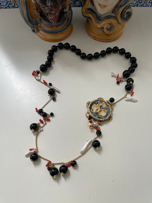 Collana siciliana con tamburello in ceramica di Caltagirone, perle di onice , perle scaramazze e coralli. regalo per lei.ç