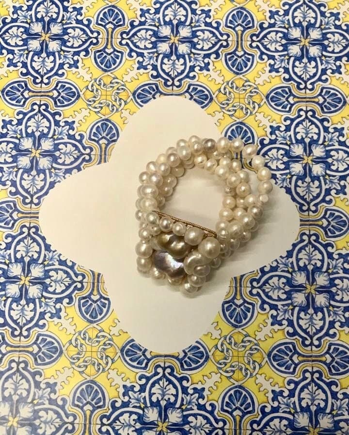 Braccialetto elastico, quattro fili di perle barocche, perle barocche irregolari di varie dimensioni. regalo sposa.