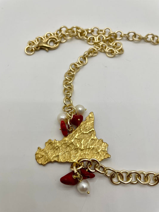 Collana con ciondolo sicilia in ottone, catena alluminio, perle di fiume e chips di corallo.ç