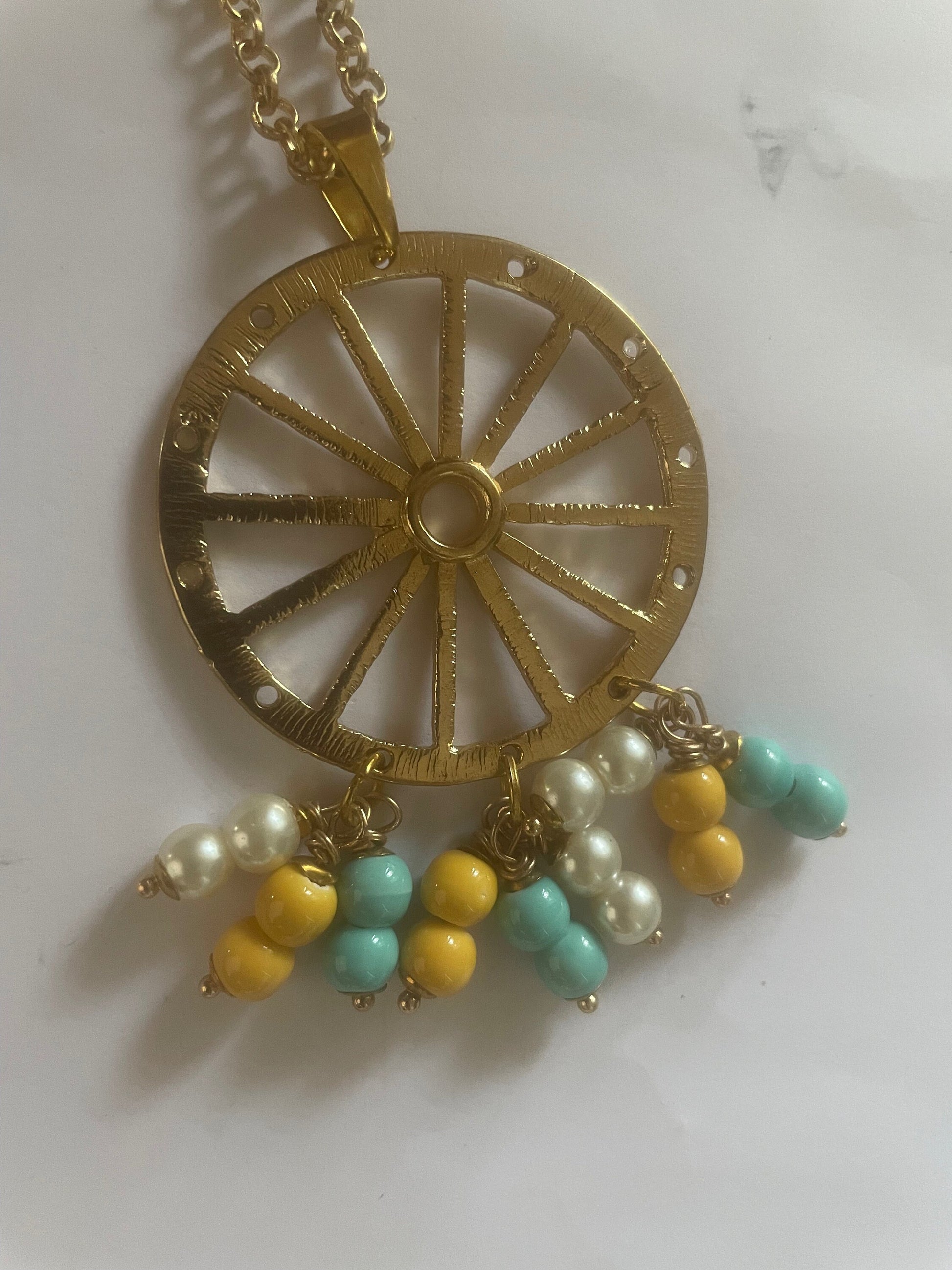 Collana siciliana, collana lunga, pendente ruota di carretto siciliano, perle colorate.ç