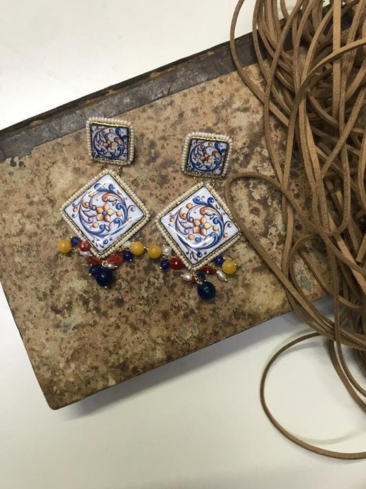 Orecchini siciliani con mattonelle di ceramica di Caltagirone e grappoli di pietre dure regalo per lei.*