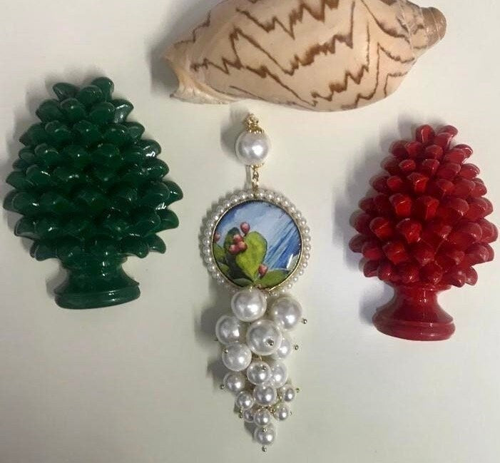 Ciondolo siciliano, mattonella di ceramica di Caltagirone, microperle di fiume e perle maiorca bianche. collana con pendente@