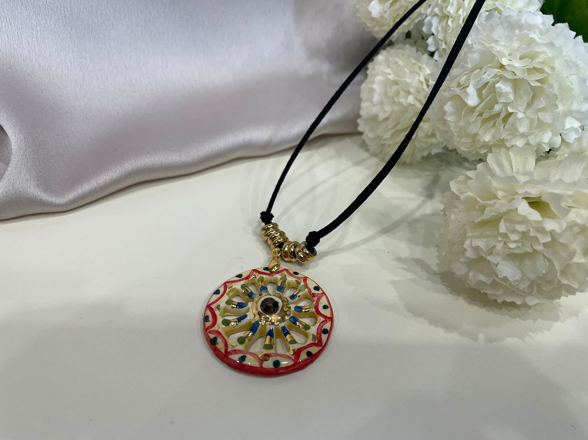 Collana girocollo con filo di pelle e pendente in ceramica di Caltagirone, collana chocker, Ciondolo siciliano, girocollo avvolgente.ç