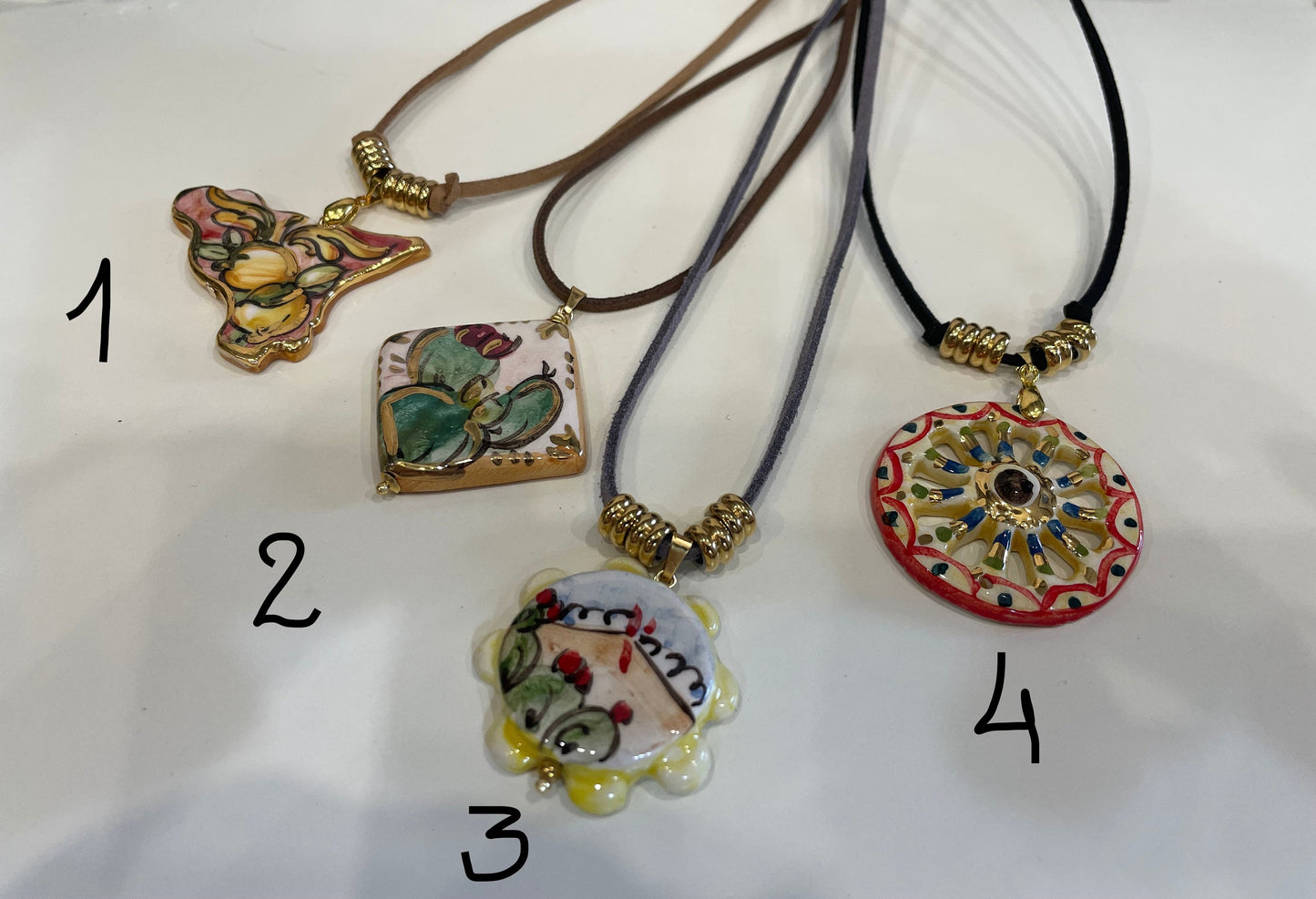 Collana girocollo con filo di pelle e pendente in ceramica di Caltagirone, collana chocker, Ciondolo siciliano, girocollo avvolgente.ç