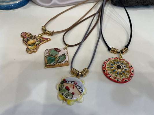 Collana girocollo con filo di pelle e pendente in ceramica di Caltagirone, collana chocker, Ciondolo siciliano, girocollo avvolgente.ç