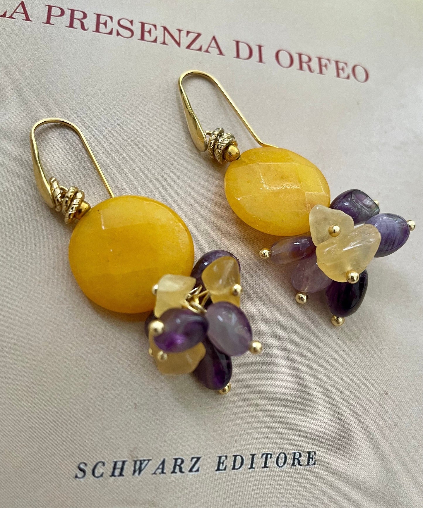 Orecchini a grappolo giallo e viola, agata gialla, ametista, tormalina gialla, composizione di pietre, argento 925, sposa.(