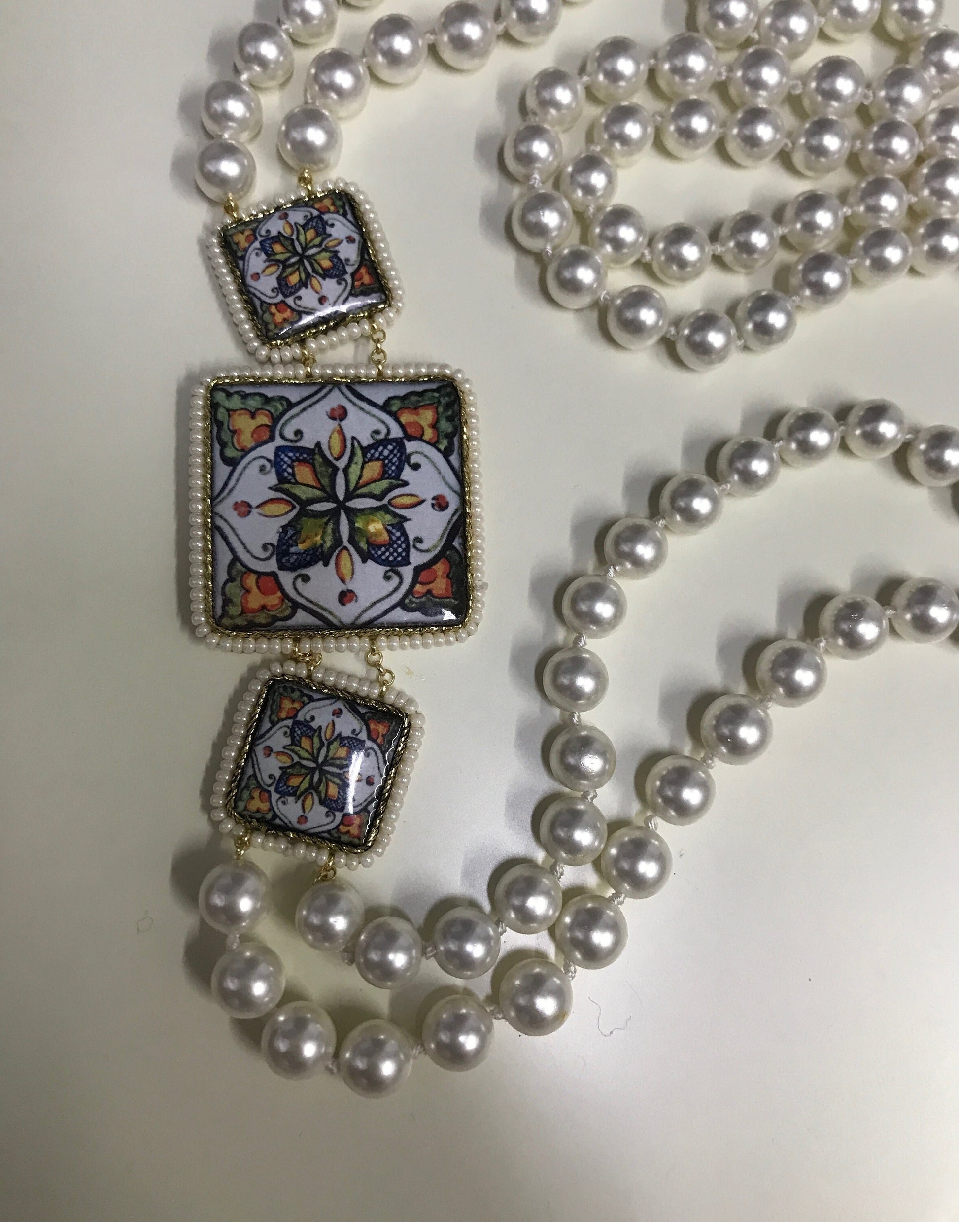 Collana siciliana con doppio filo di perle e mattonelle in ceramica di Caltagirone, collana annodata a mano, regalo per la sposa.!