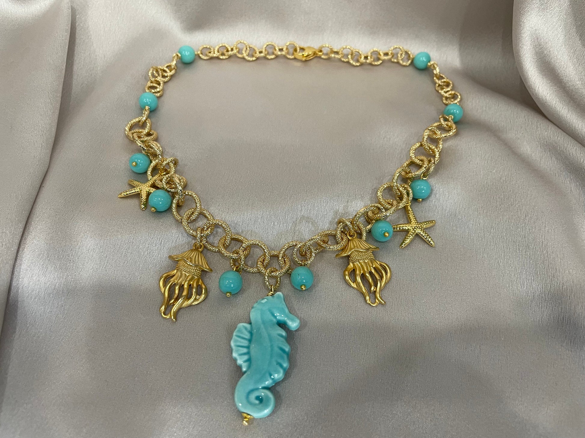 Orecchini Siciliani, Bracciale Oro, collana charms marini, Cavalluccio marino in Ceramica di Caltagirone, perle turchesi, regalo per lei..&