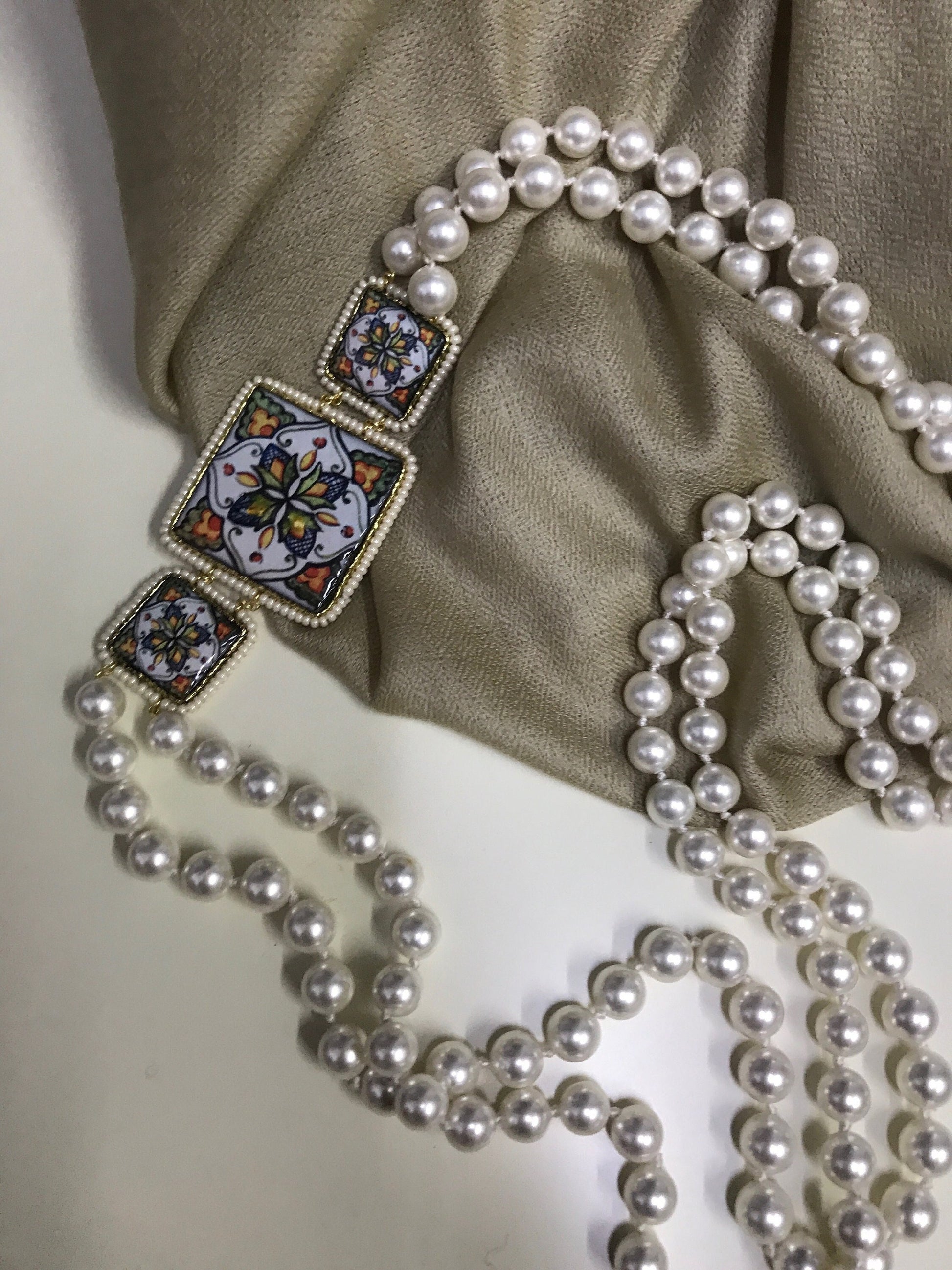 Collana siciliana con doppio filo di perle e mattonelle in ceramica di Caltagirone, collana annodata a mano, regalo per la sposa.)