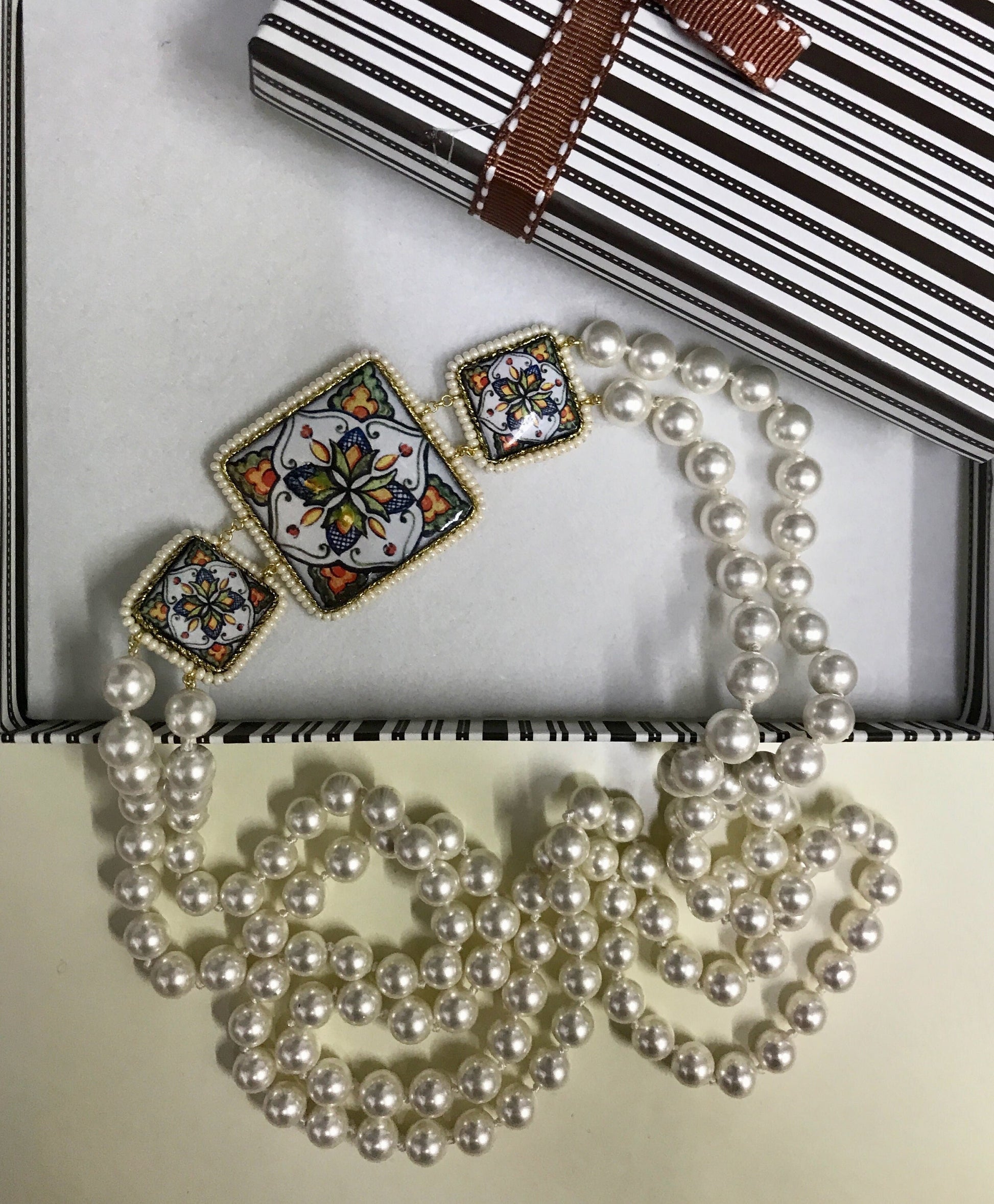 Collana siciliana con doppio filo di perle e mattonelle in ceramica di Caltagirone, collana annodata a mano, regalo per la sposa.!