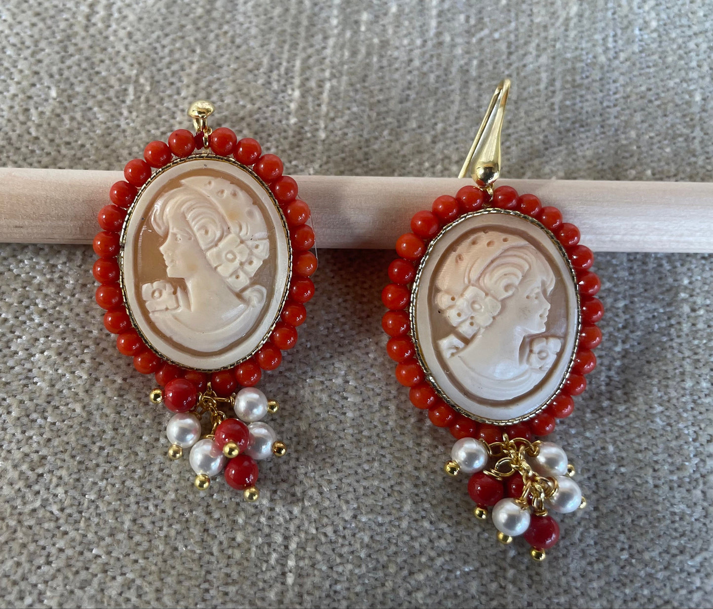 Orecchini Cammeo autentico, orecchini argento 925, Cameo e corallo, orecchini pendenti con grappolo corallo e perle, regalo per lei.+