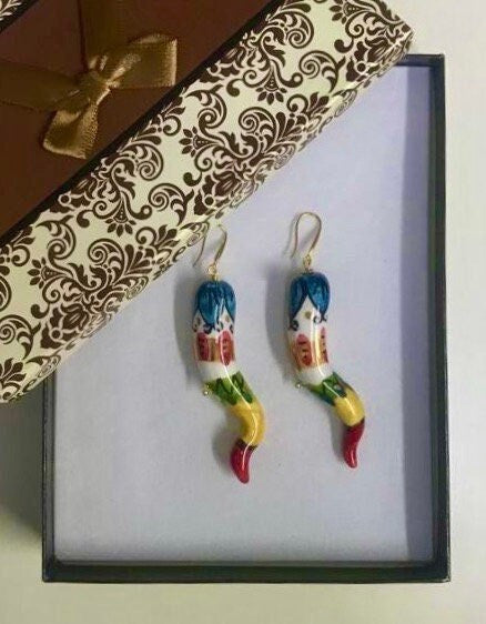 Orecchini siciliani, orecchini ceramica di Caltagirone, corno della fortuna, orecchini pendenti, orecchini portafortuna, regalo per lei .§