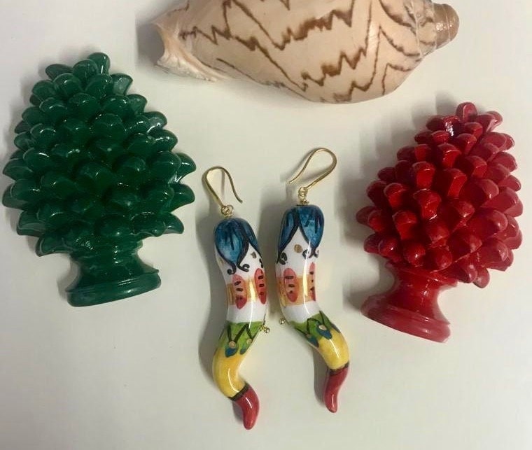 Orecchini siciliani, orecchini ceramica di Caltagirone, corno della fortuna, orecchini pendenti, orecchini portafortuna, regalo per lei .§