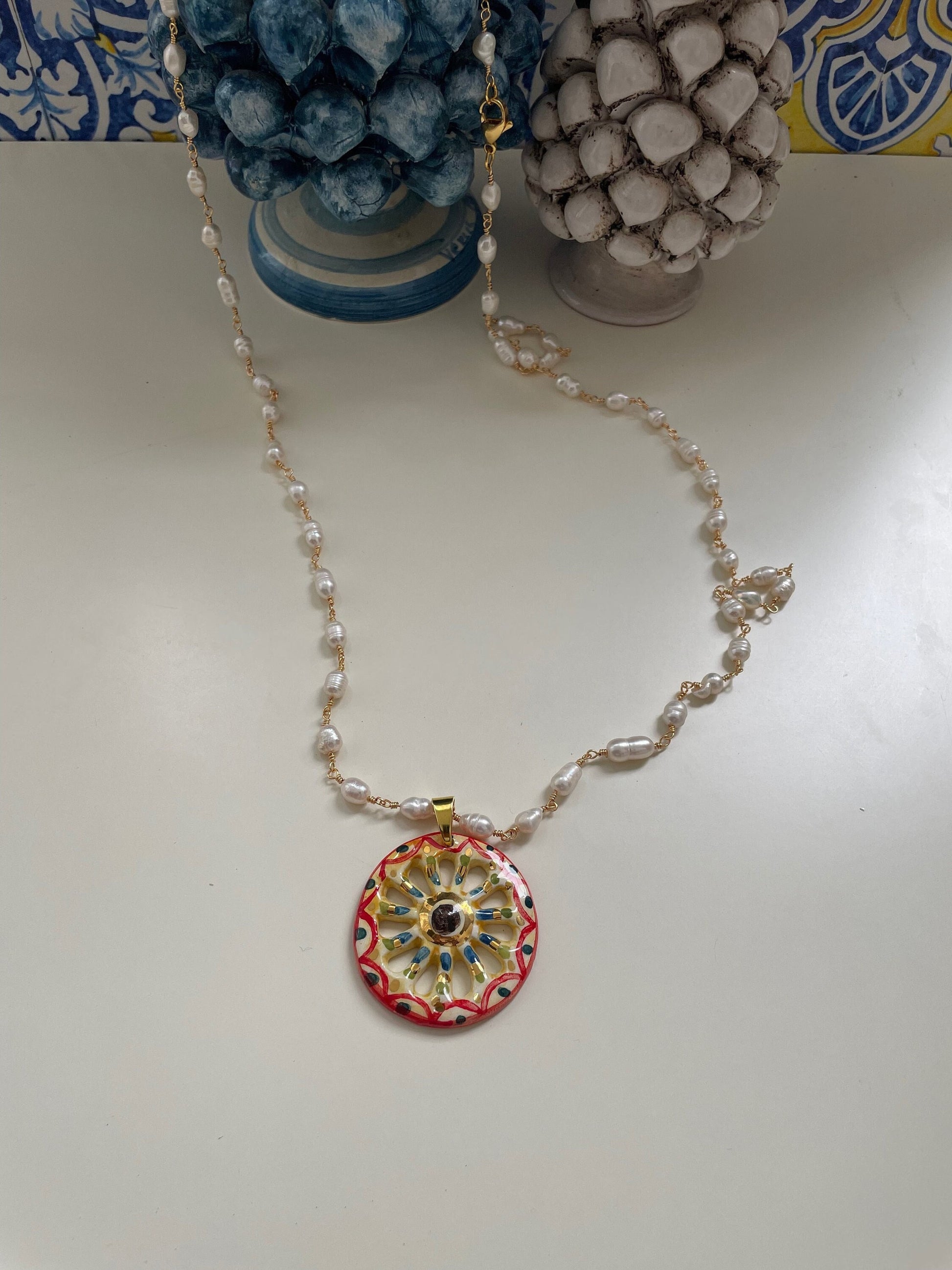 Collana lunga, catena rosario, collana con ciondolo, collana perle di fiume, pendente ruota di carretto di ceramica di Caltagirone.)