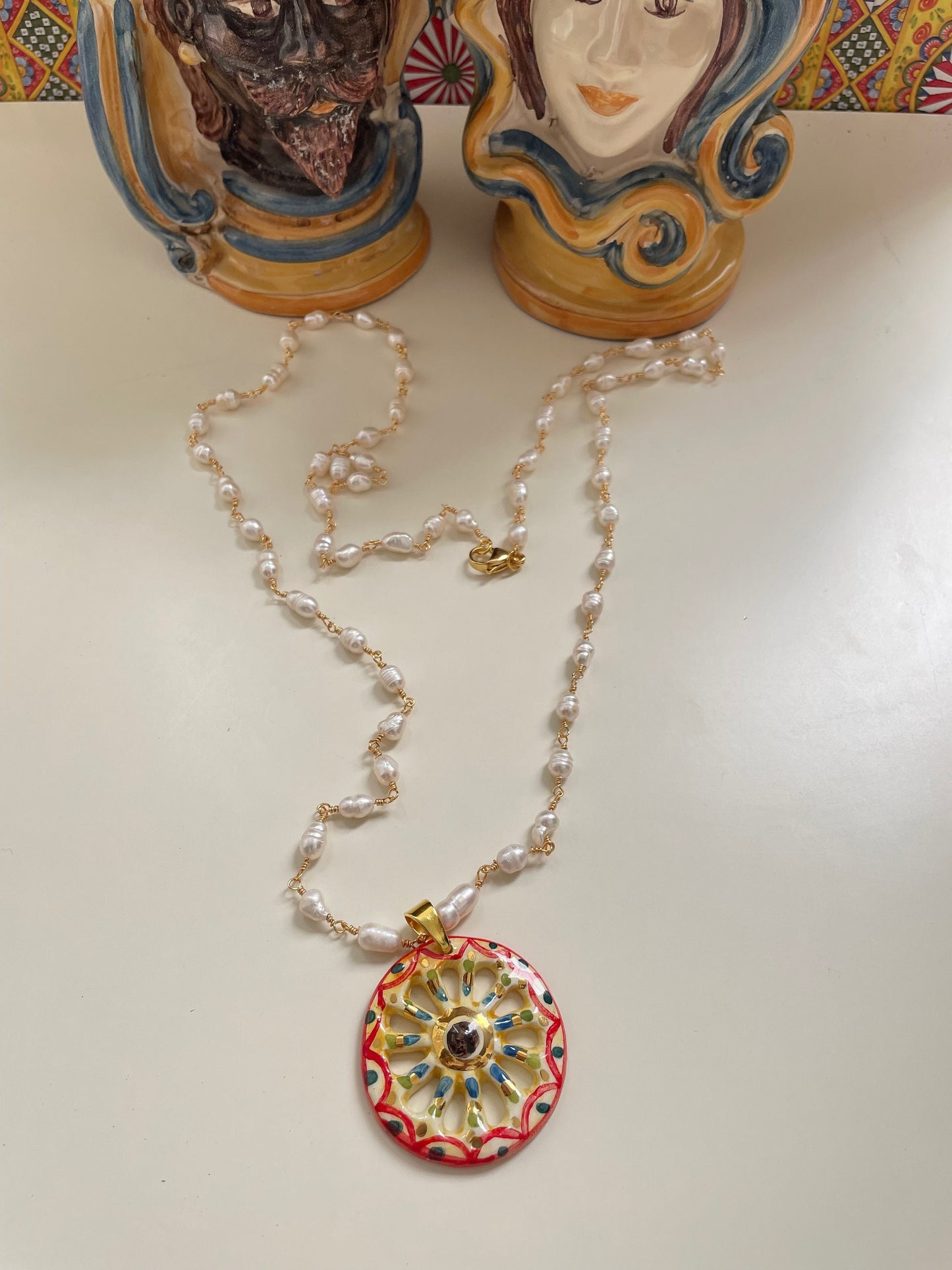 Collana lunga, catena rosario, collana con ciondolo, collana perle di fiume, pendente ruota di carretto di ceramica di Caltagirone.)