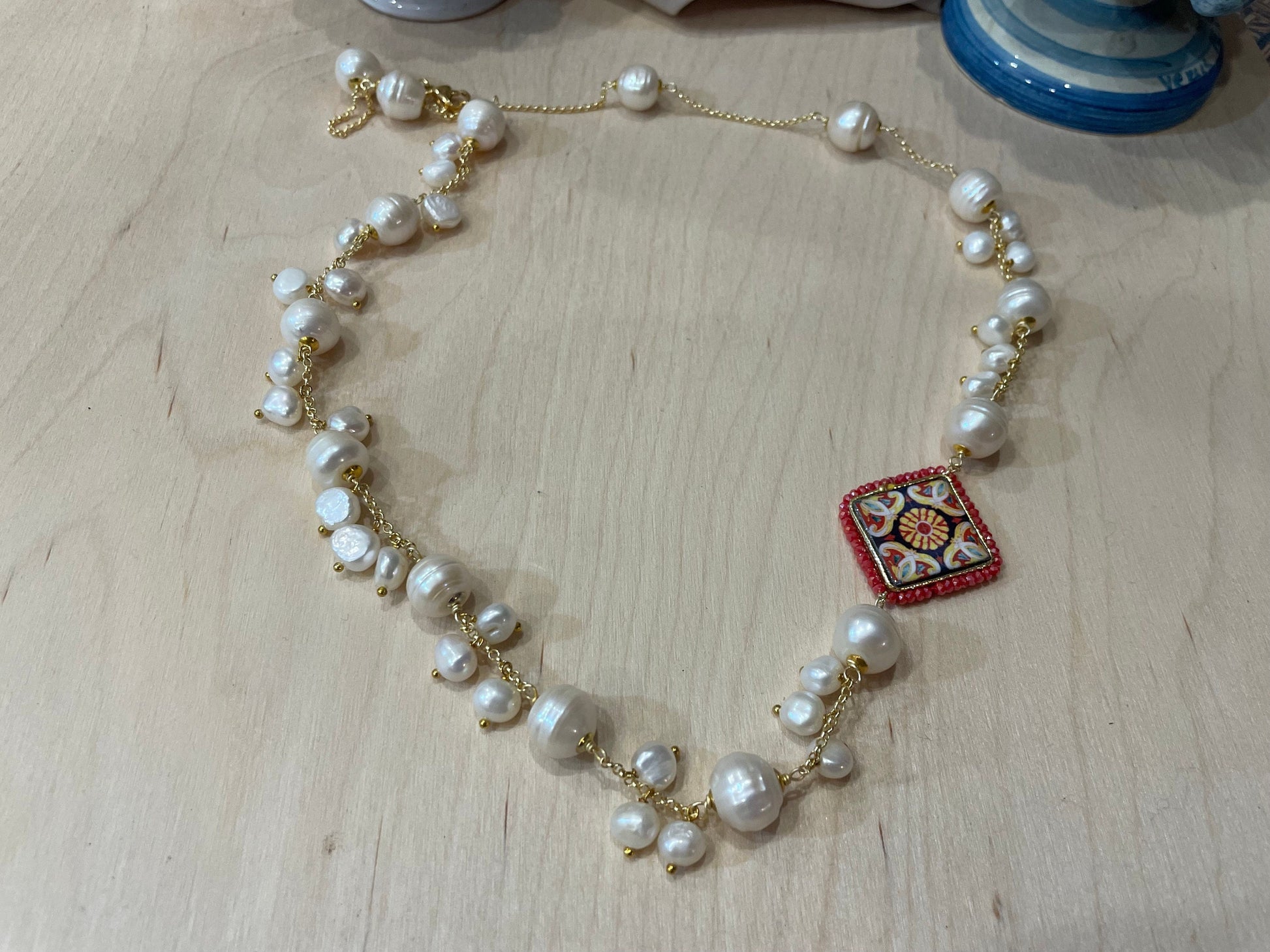 Collana siciliana con catena acciaio inossidabile, collana di perle di fiume, mattonella di ceramica di caltagirone, collana maiolica.!