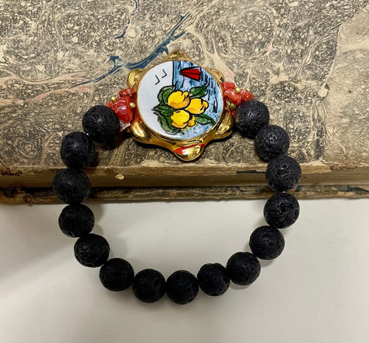 Bracciale siciliano, bracciale elastico, perle di pietra lavica, tamburello di ceramica di Caltagirone, Bracciale Sikelia, regalo ragazza.