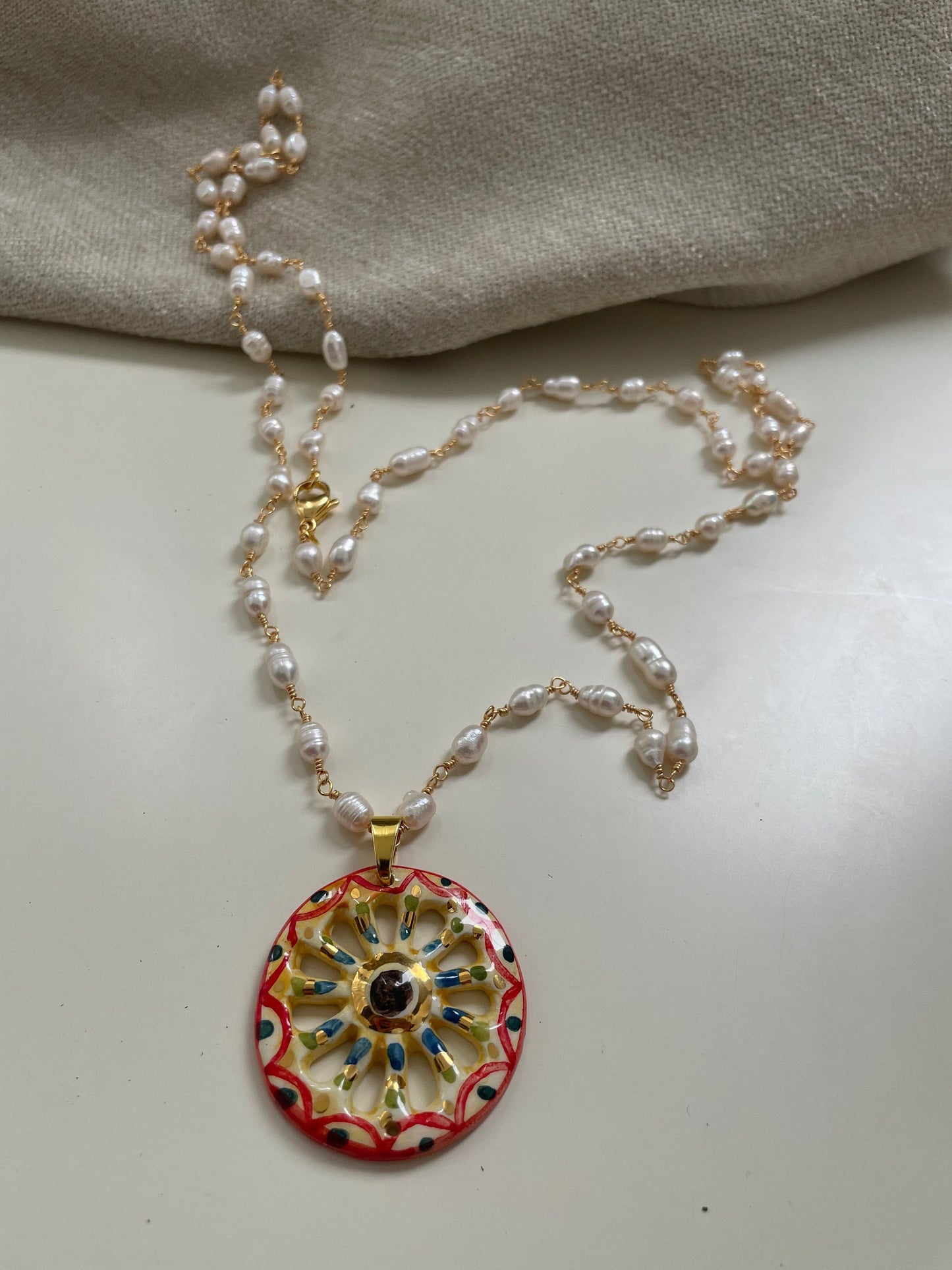 Collana lunga, catena rosario, collana con ciondolo, collana perle di fiume, pendente ruota di carretto di ceramica di Caltagirone.)