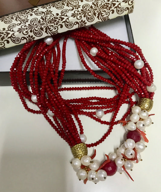 Collana lunga, collana multifilo, sette fili di cristalli rossi, grande grappolo di perle di fiume e agata rossa, collana boho.&