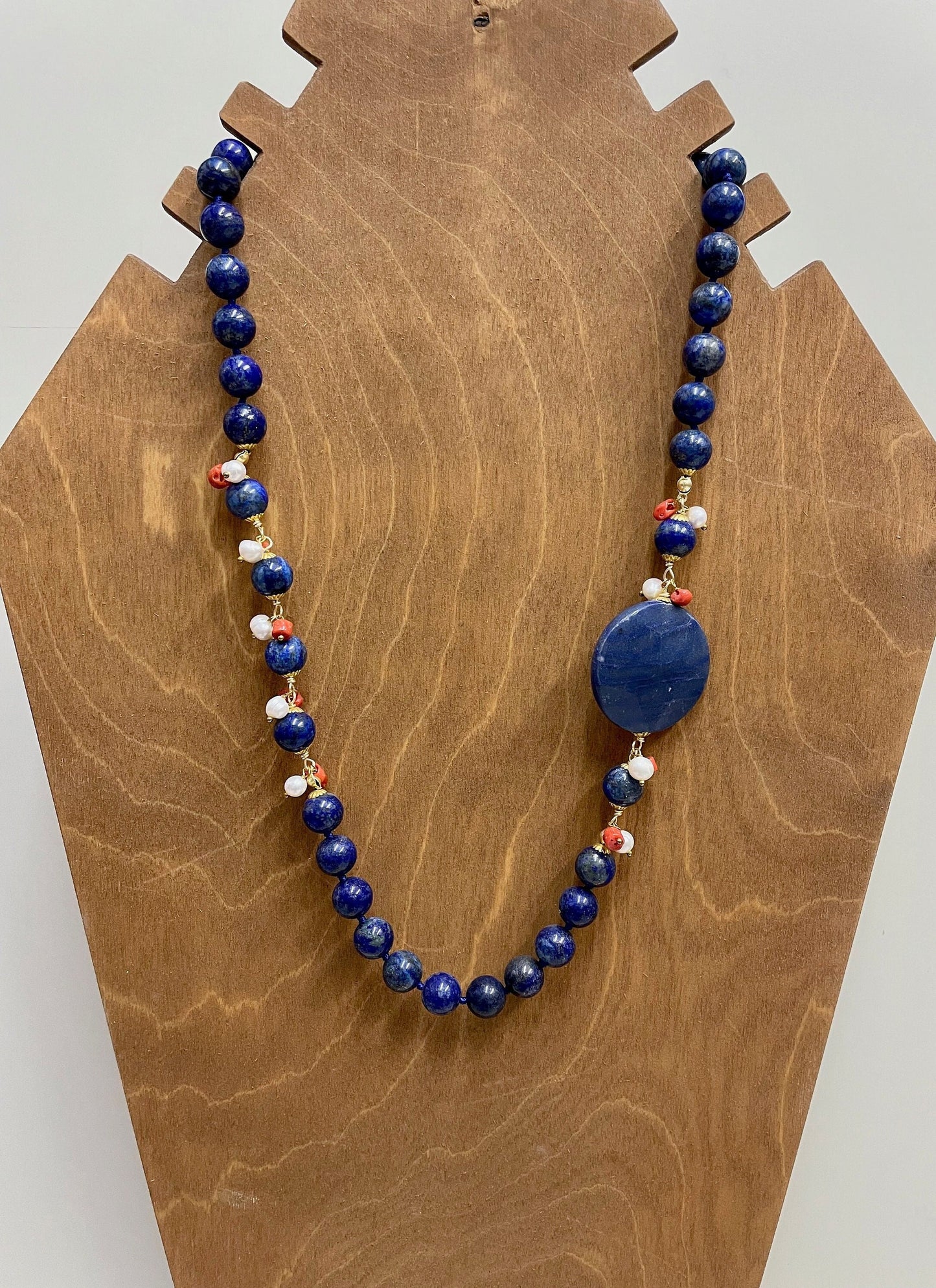 Collana siciliana con filo di lapislazzuli e grande perla piatta di avventurina blu.&