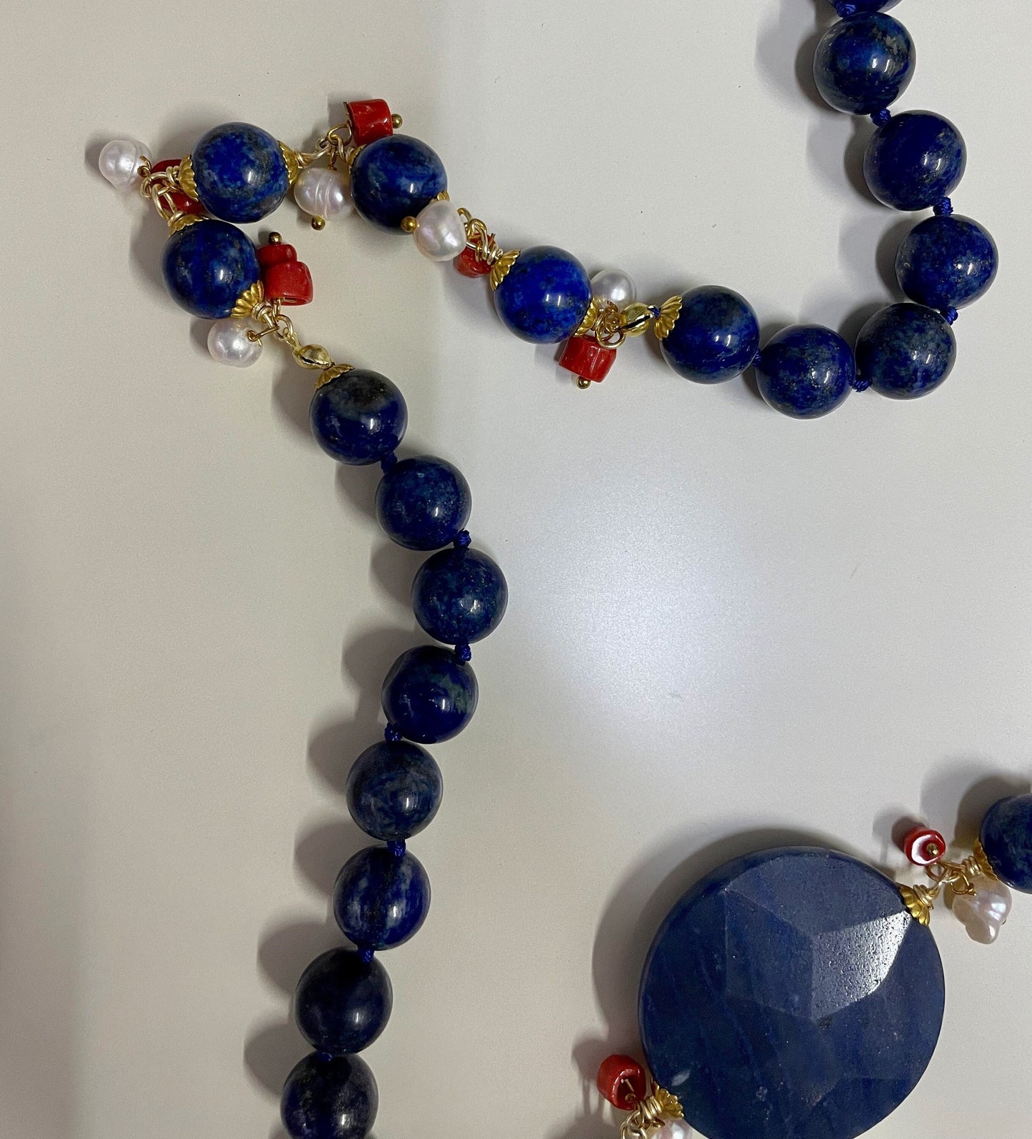 Collana siciliana con filo di lapislazzuli e grande perla piatta di avventurina blu.&