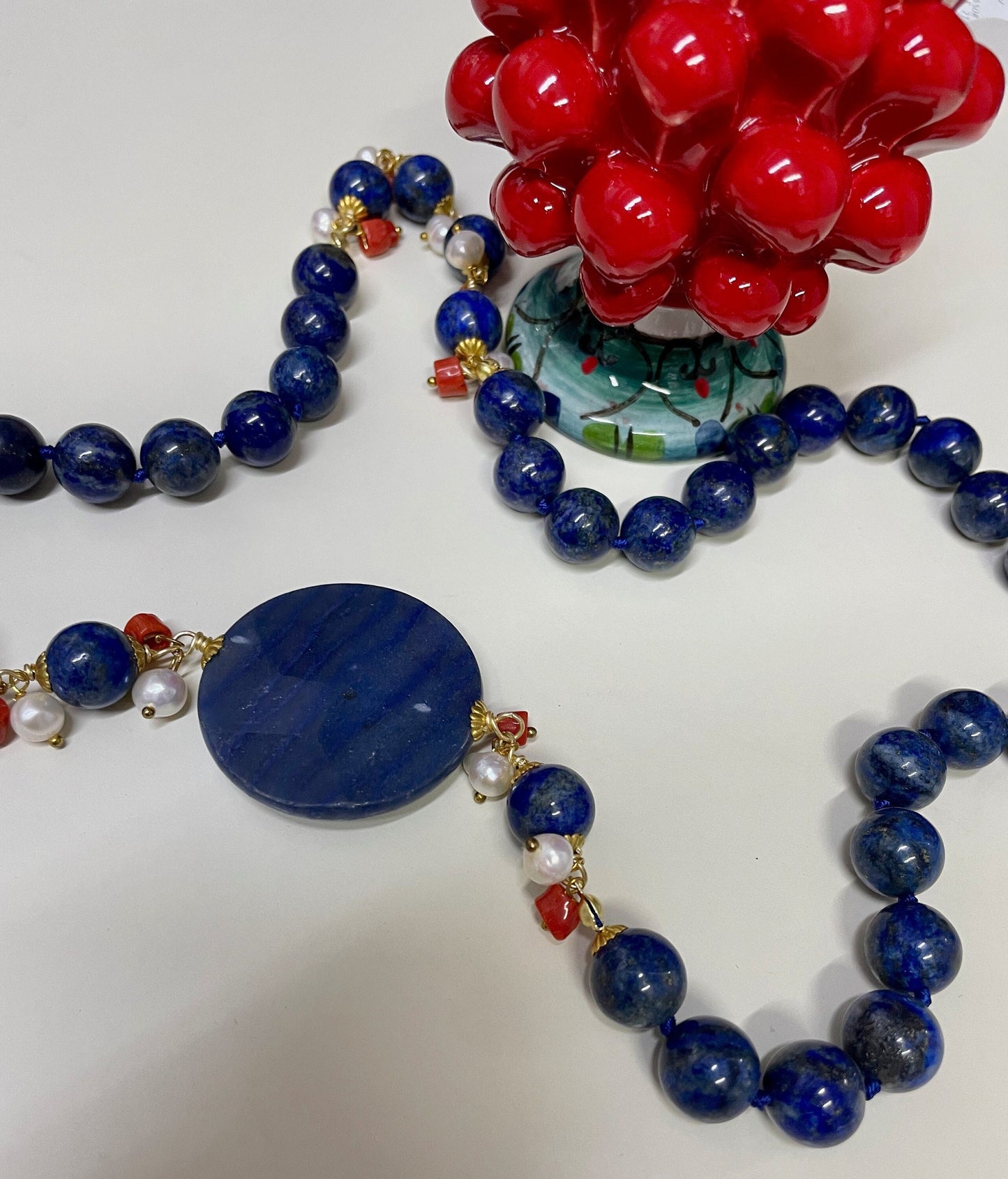 Collana siciliana con filo di lapislazzuli e grande perla piatta di avventurina blu.&