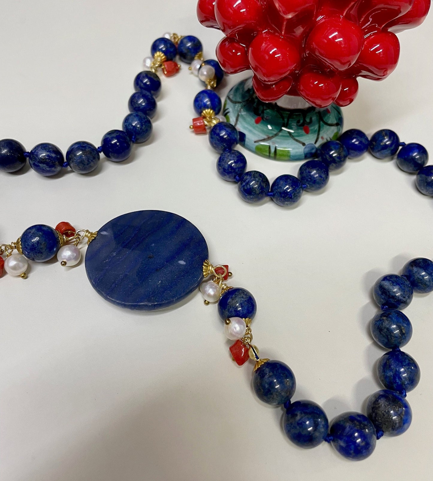 Collana siciliana con filo di lapislazzuli e grande perla piatta di avventurina blu.&