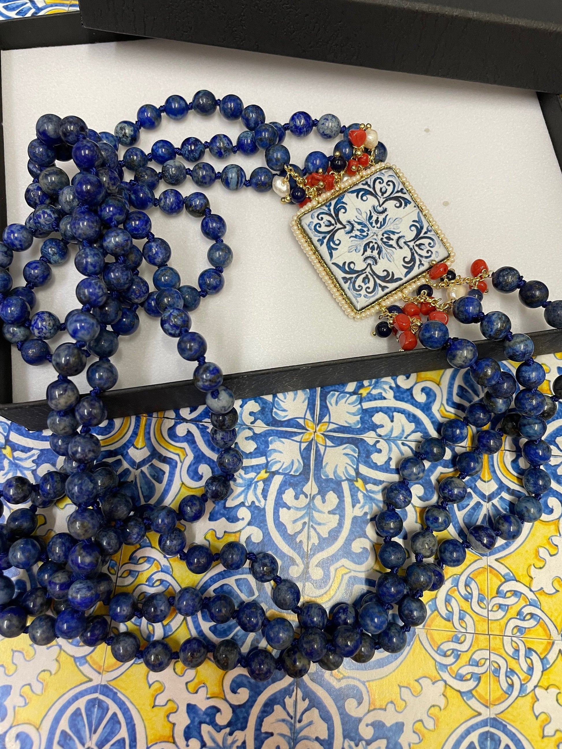 Collana lapislazzuli, mattonella ceramica di caltagirone, grappoli perle miste. regalo per lei.!