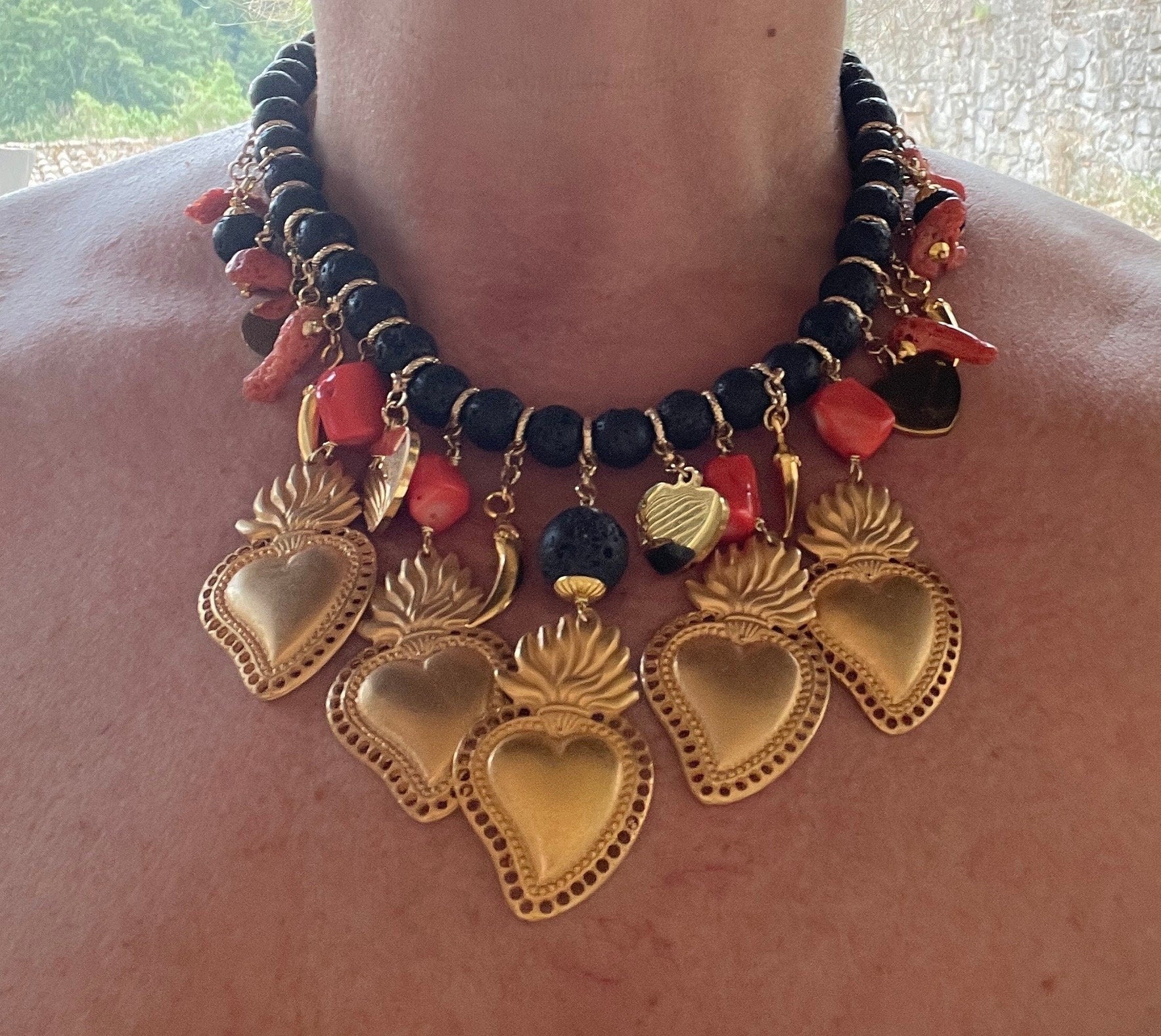 Collana siciliana, collana lava con corallo naturale, ciondoli Cuore Sacro, collana pop con pendenti Cuori di Zama oro, regalo per leiç