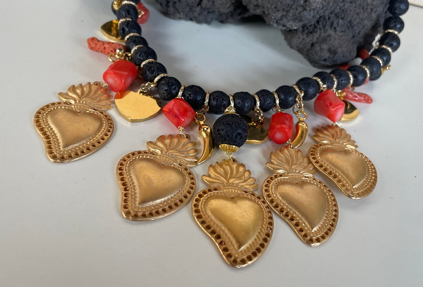 Collana siciliana, collana lava con corallo naturale, ciondoli Cuore Sacro, collana pop con pendenti Cuori di Zama oro, regalo per leiç