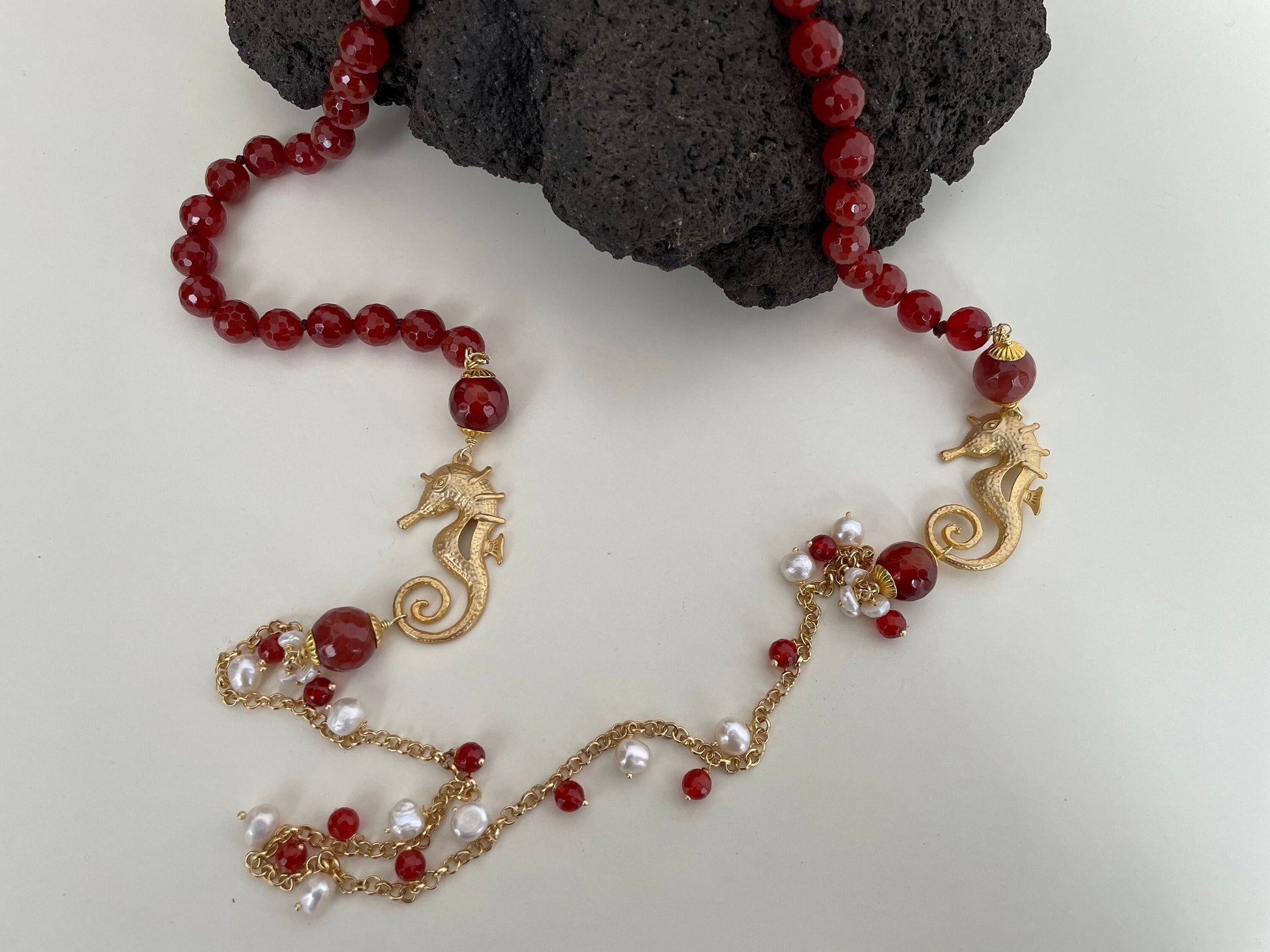 Collana lunga, cavallucci marini, catena in ottone, corniola e perle di fiume.ç