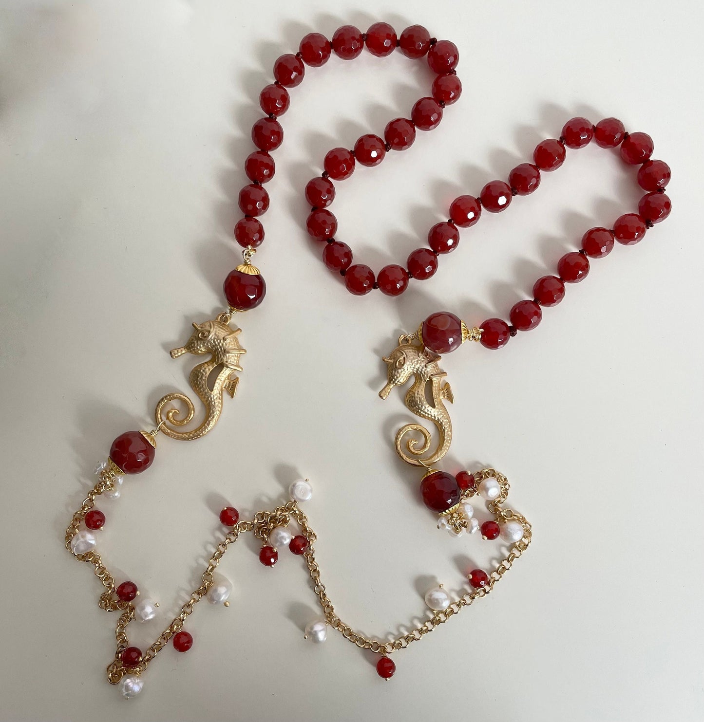 Collana lunga, cavallucci marini, catena in ottone, corniola e perle di fiume.ç