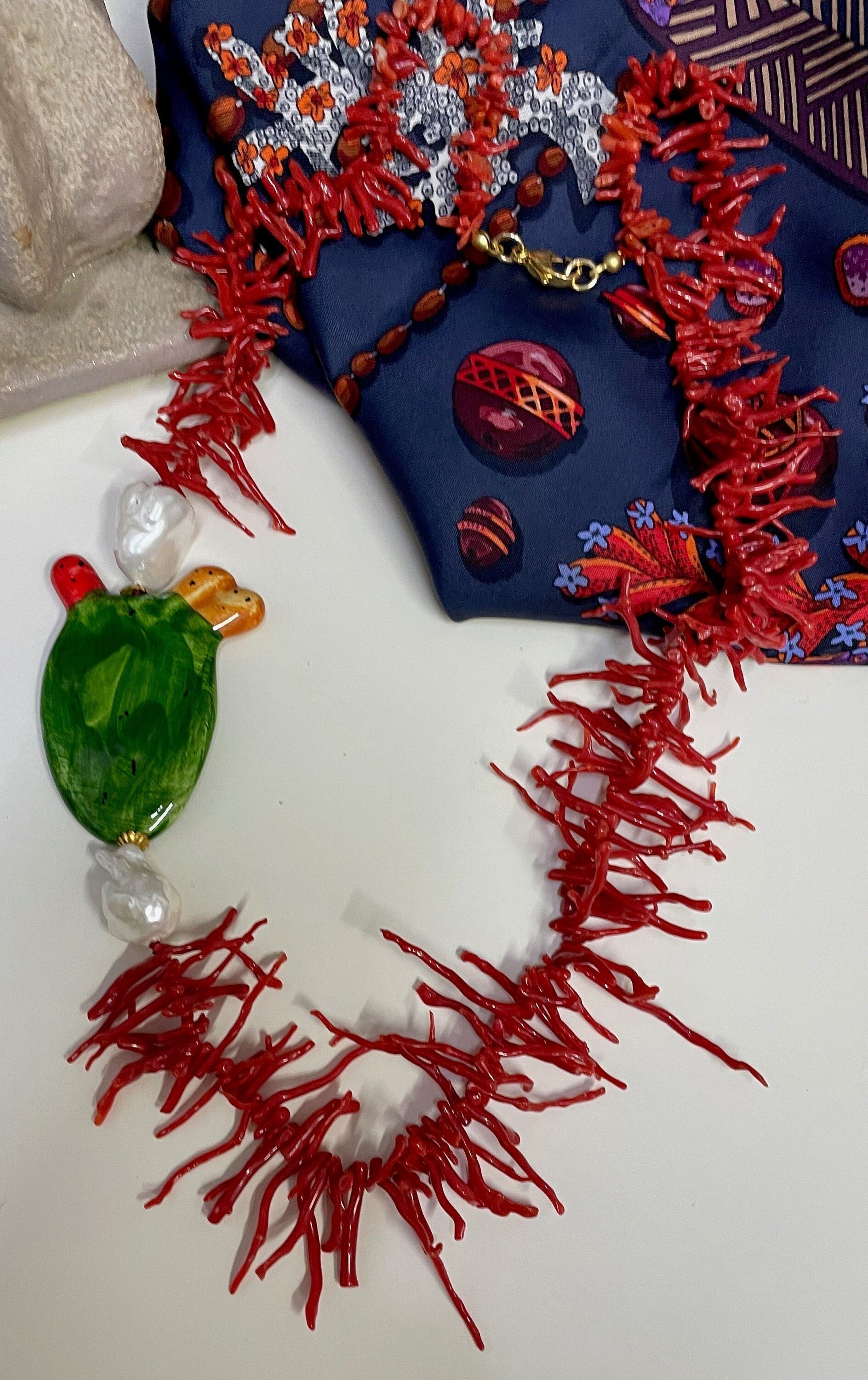 Collana siciliana con filo di rami di corallo di trapani, perle scaramazze e fico d'india in ceramica di caltagirone.ç