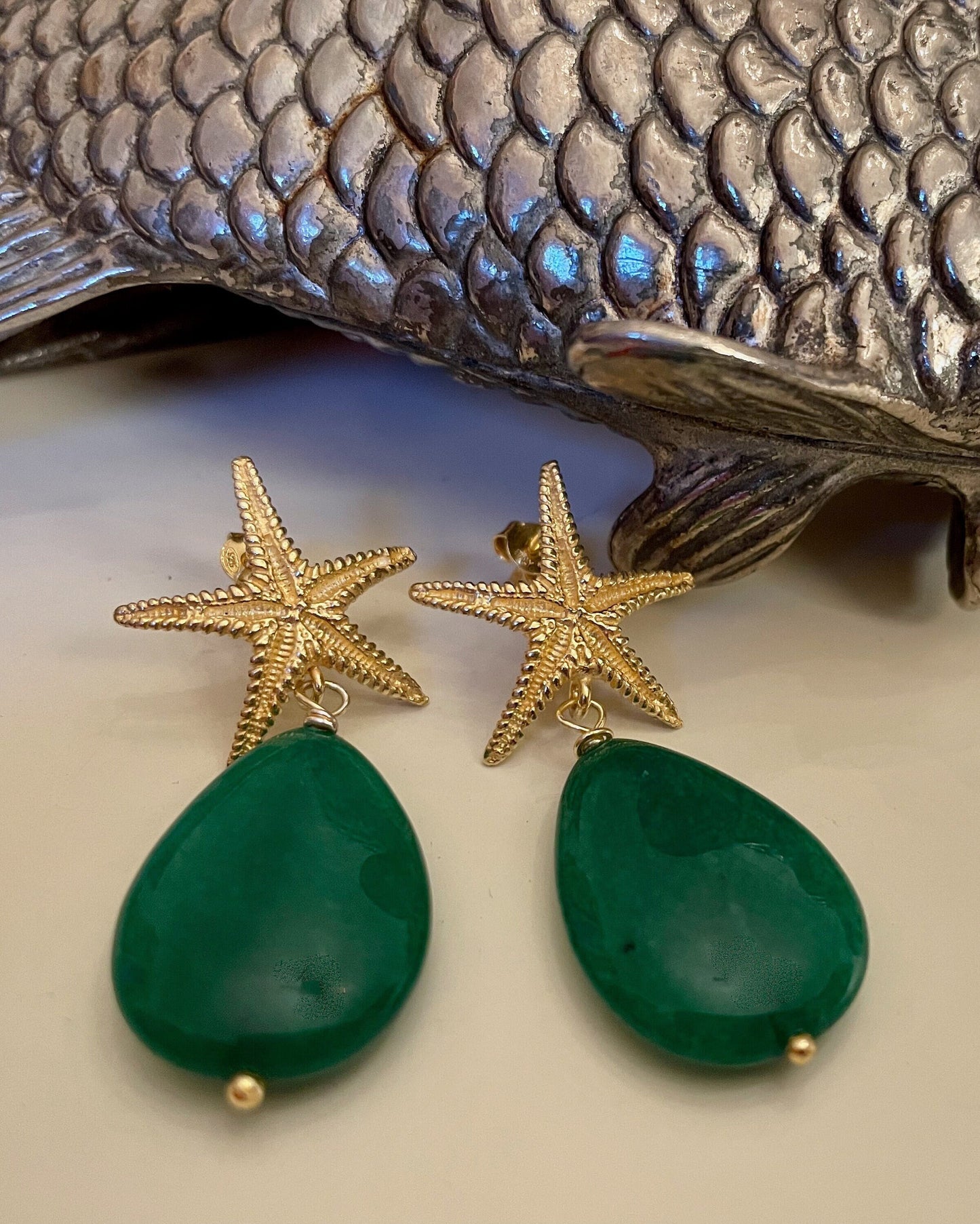 Orecchini con stella in argento 925 e perla a goccia verde.(