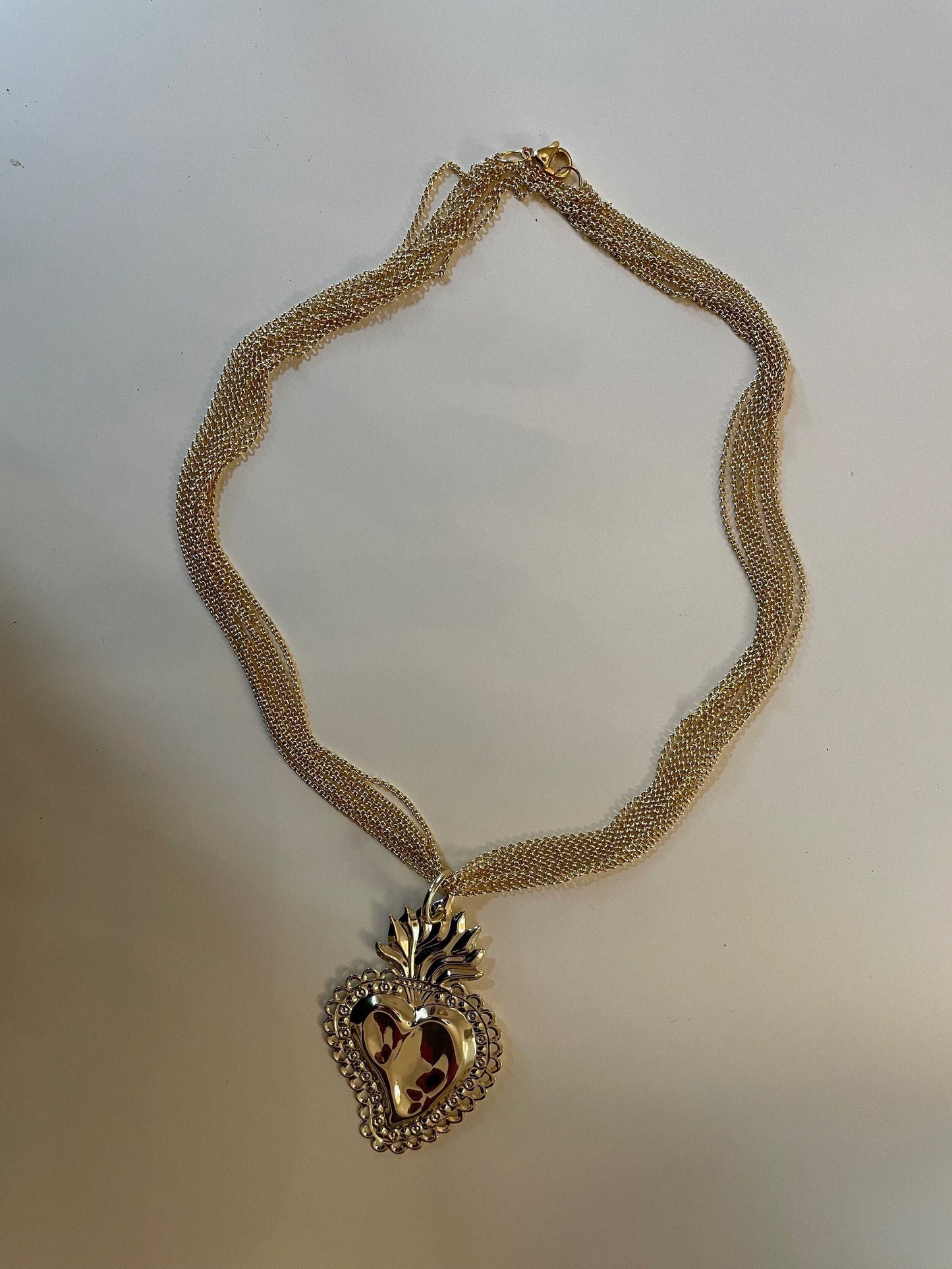 Collana lunga multifilo in ottone con ciondolo cuore sacro. regalo per lei.ç