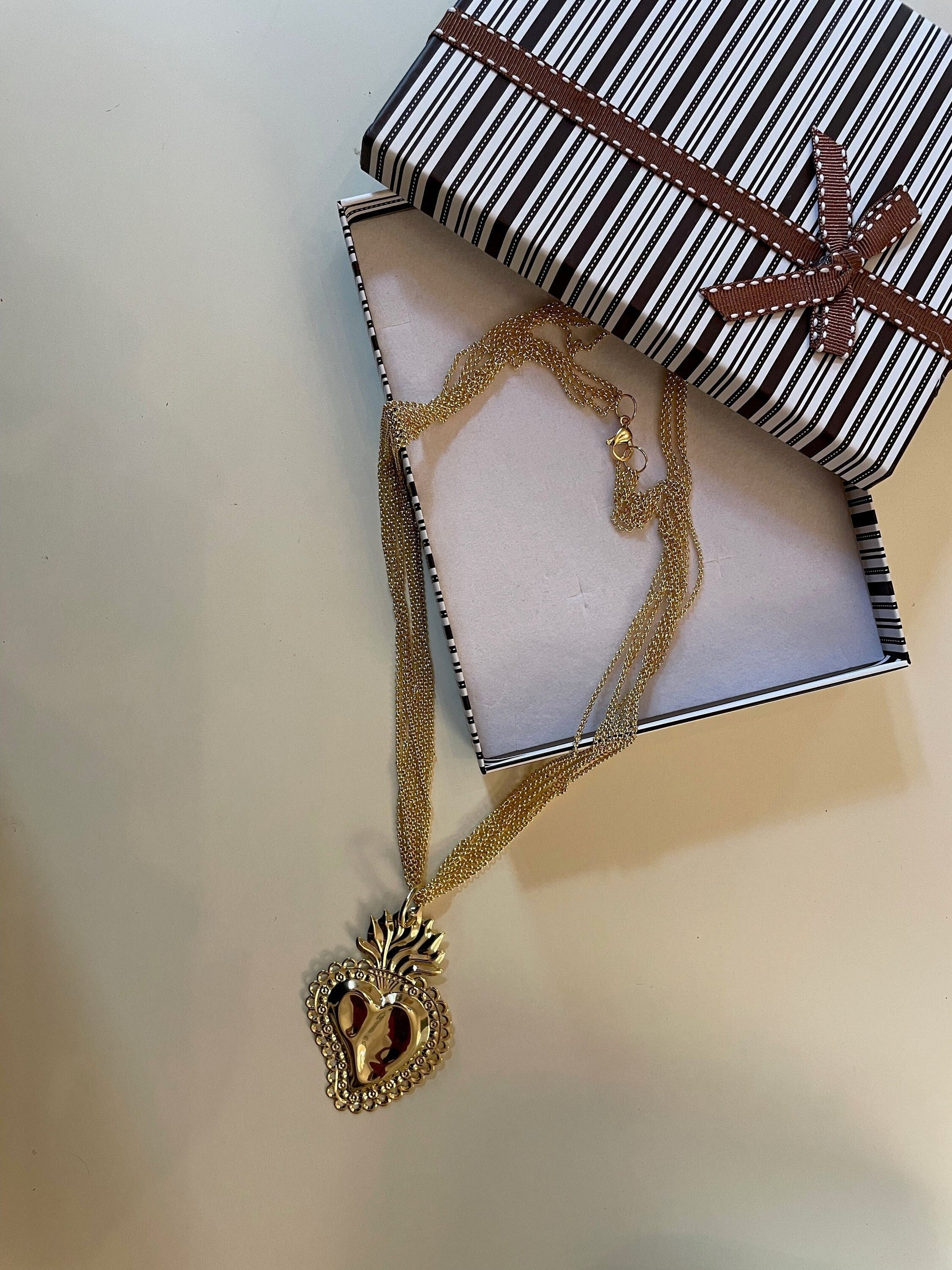 Collana lunga multifilo in ottone con ciondolo cuore sacro. regalo per lei.ç