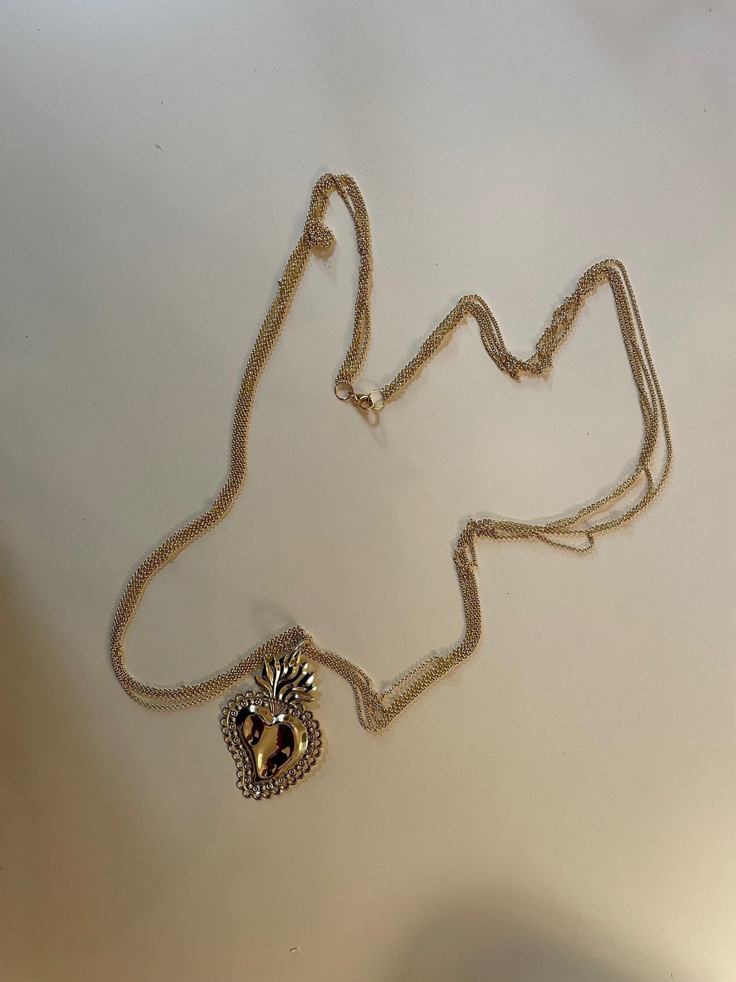 Collana lunga multifilo in ottone con ciondolo cuore sacro. regalo per lei.ç