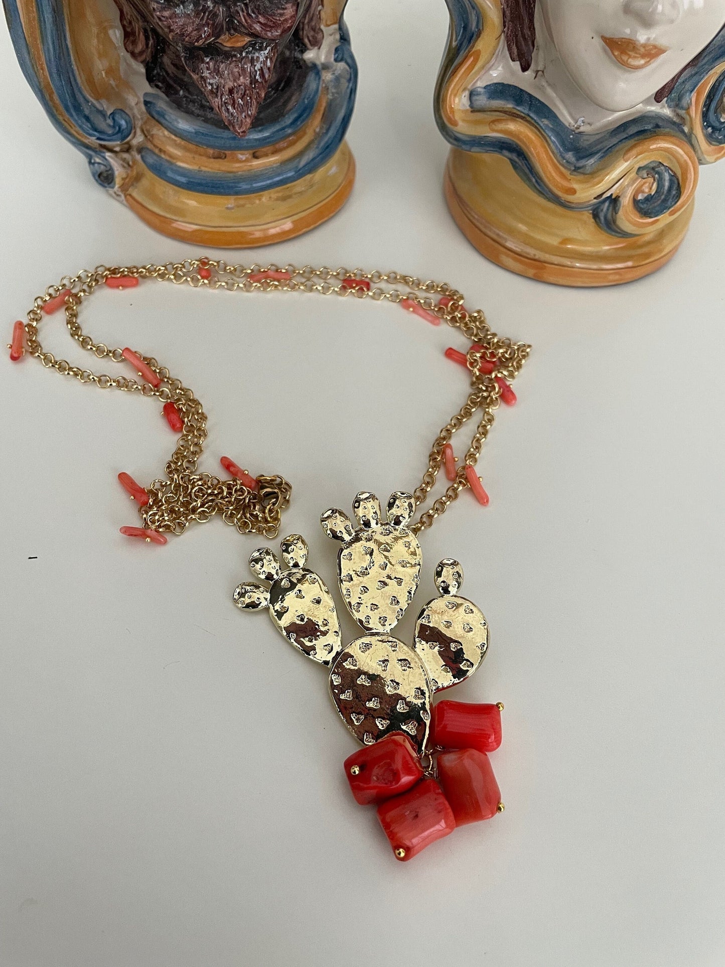 Collana siciliana con catena rolò in ottone, chips di corallo rosa e ciondolo di ottone a forma di fico d'india.ç