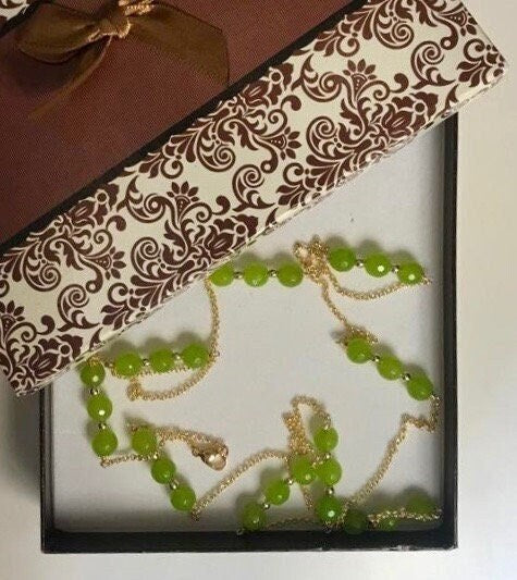 Collana lunga con catena dorata, perle agata verde e ciondolo corno in ceramica di caltagirone.ç