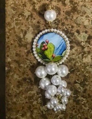 Ciondolo siciliano, mattonella di ceramica di caltagirone, microperle di fiume e perle maiorca bianche. collana con pendente)