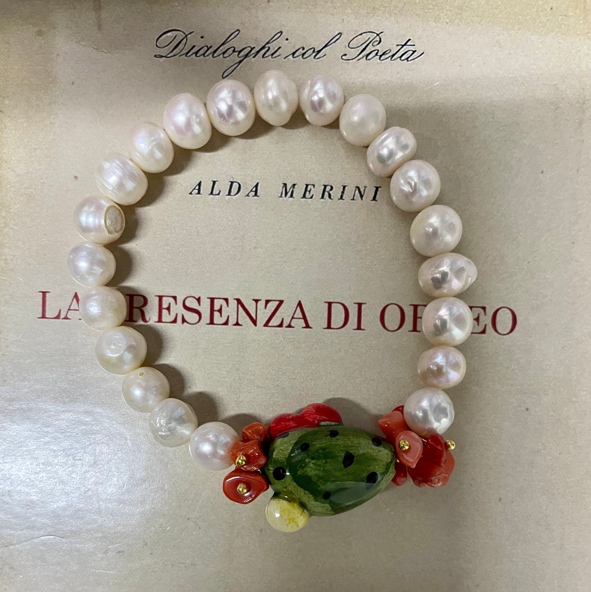 Bracciale perle di fiume, fico d'india in ceramica di caltagirone e chips di corallo.)