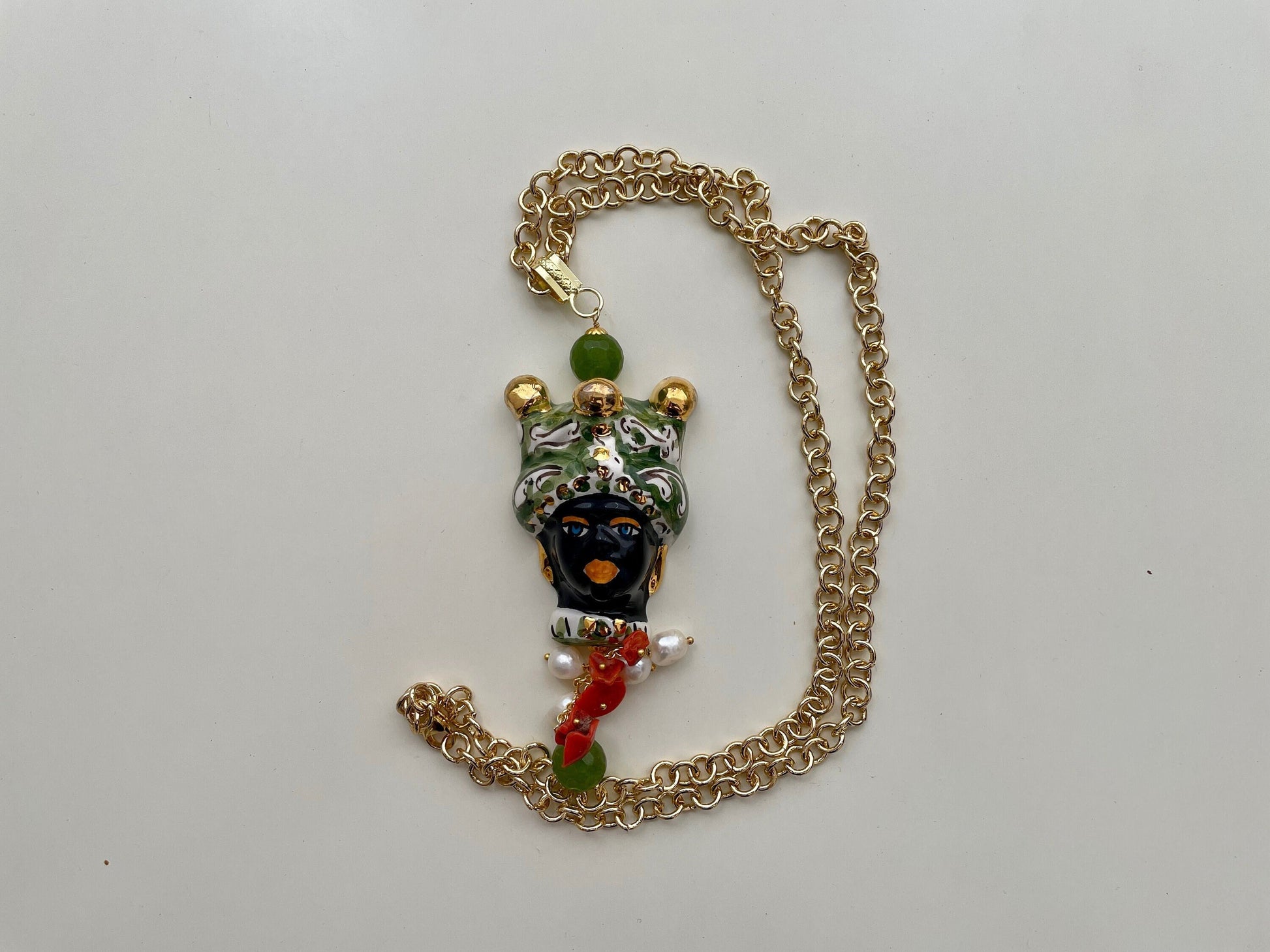 Collana con ciondolo lungo in ceramica di caltagirone, testa di moro, catena anallergica.=